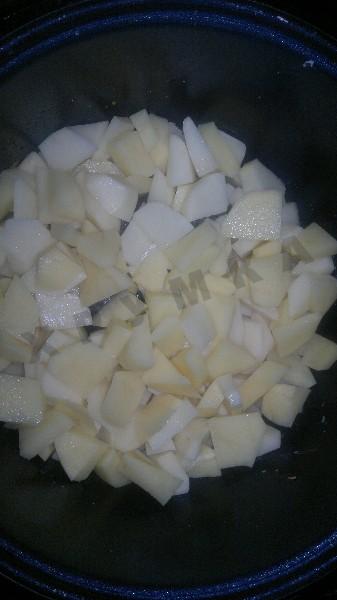 Шаг 3 приготовления Тушеная картошка с легким и грибами в мультиварке