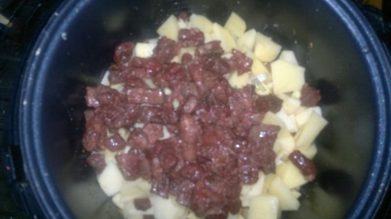 Шаг 4 приготовления Тушеная картошка с легким и грибами в мультиварке