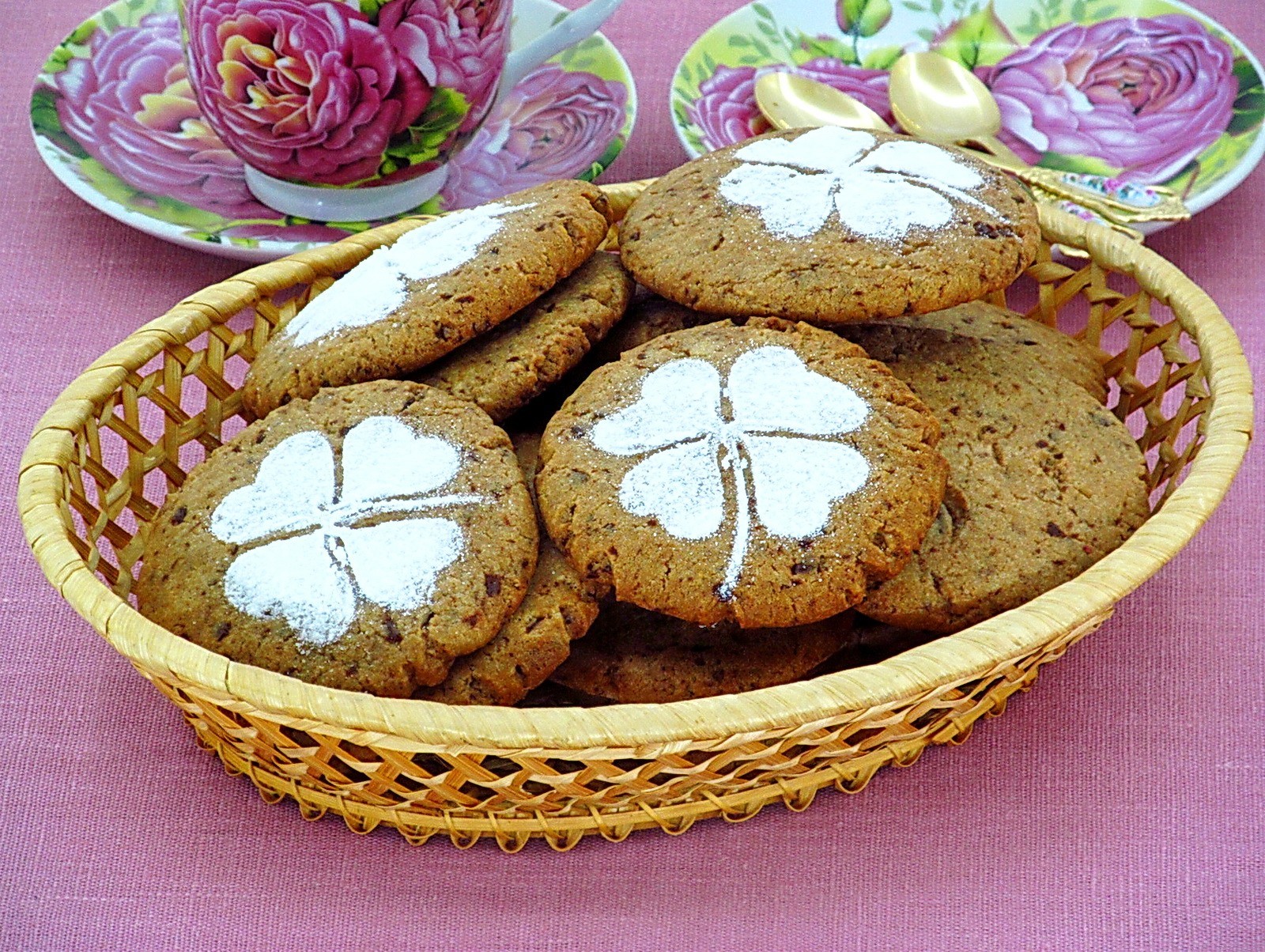 Фото рецепта Песочное печенье с кусочками шоколада