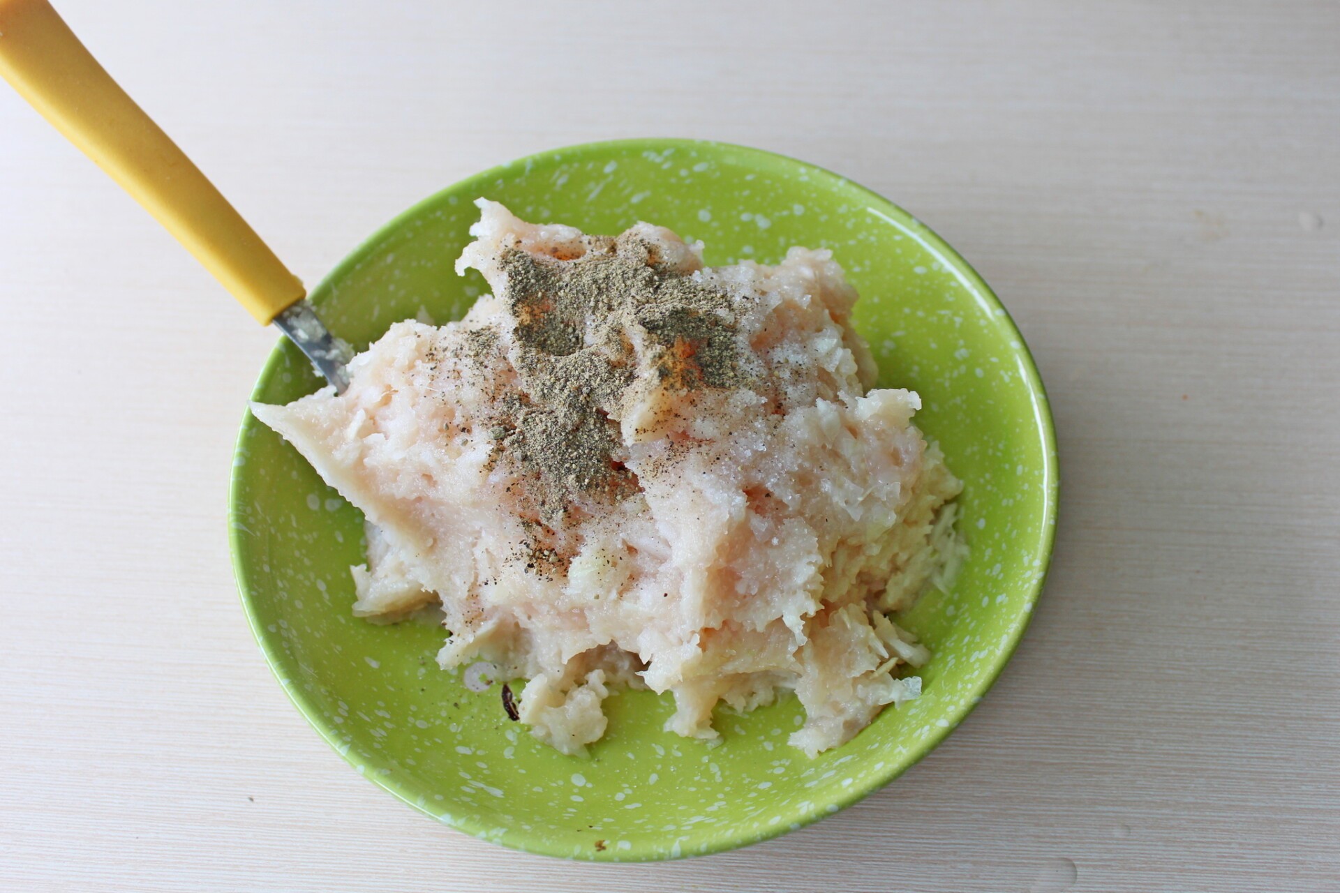 Шаг 4 приготовления Колдуны из кабачков с куриным филе