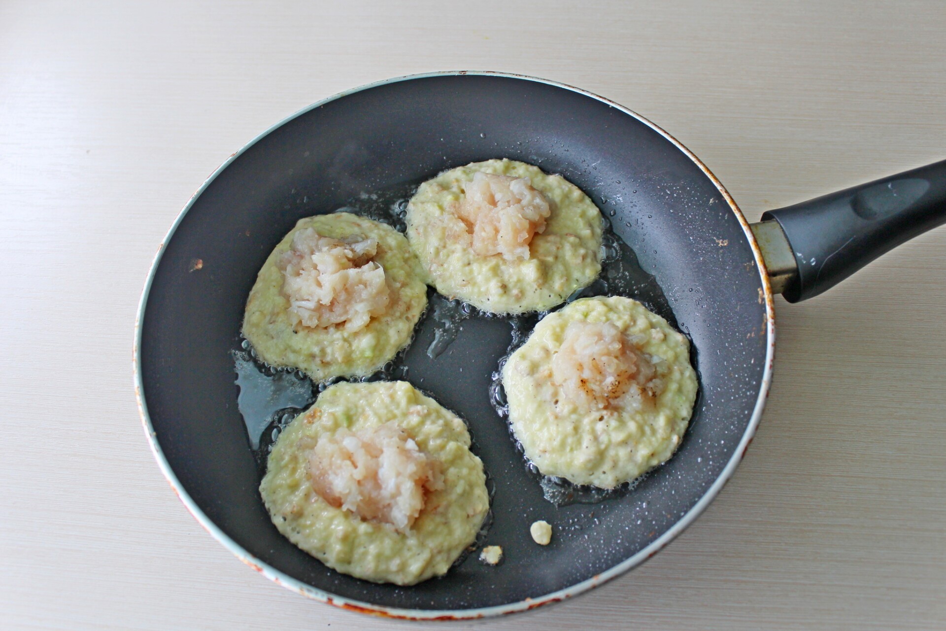 Шаг 8 приготовления Колдуны из кабачков с куриным филе