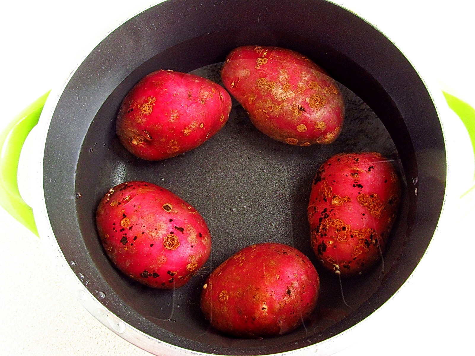 Шаг 1 приготовления Картофель в духовке с сыром и чесноком