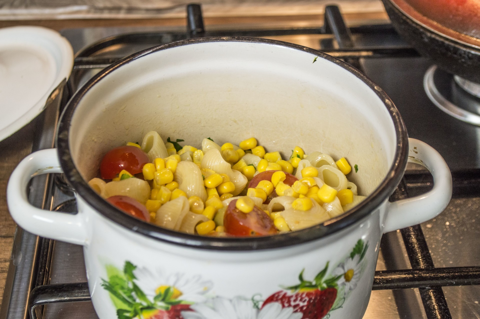 Шаг 4 приготовления Макароны с оливками, помидорами и кукурузой