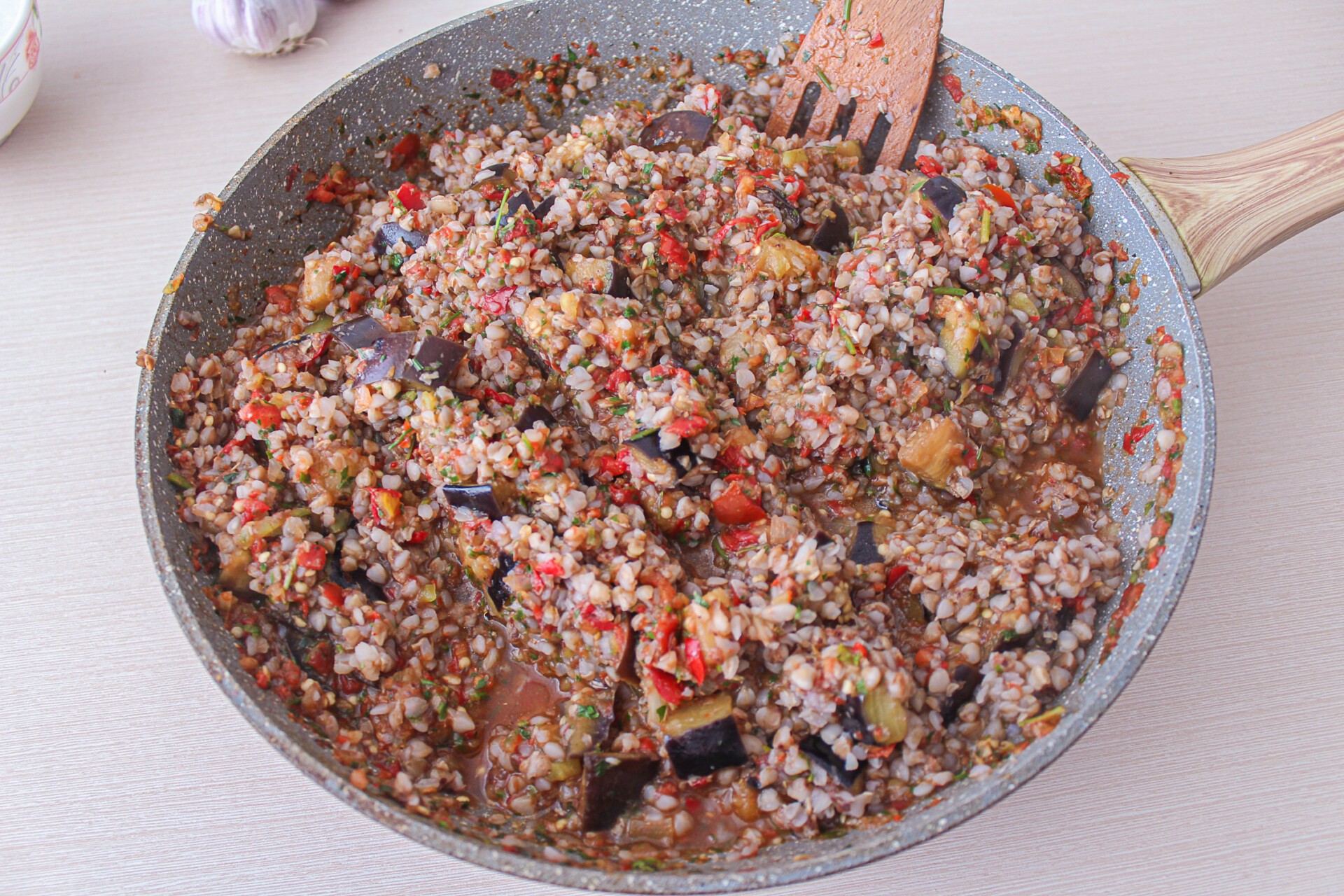 Шаг 10 приготовления Гречка с баклажанами и овощами