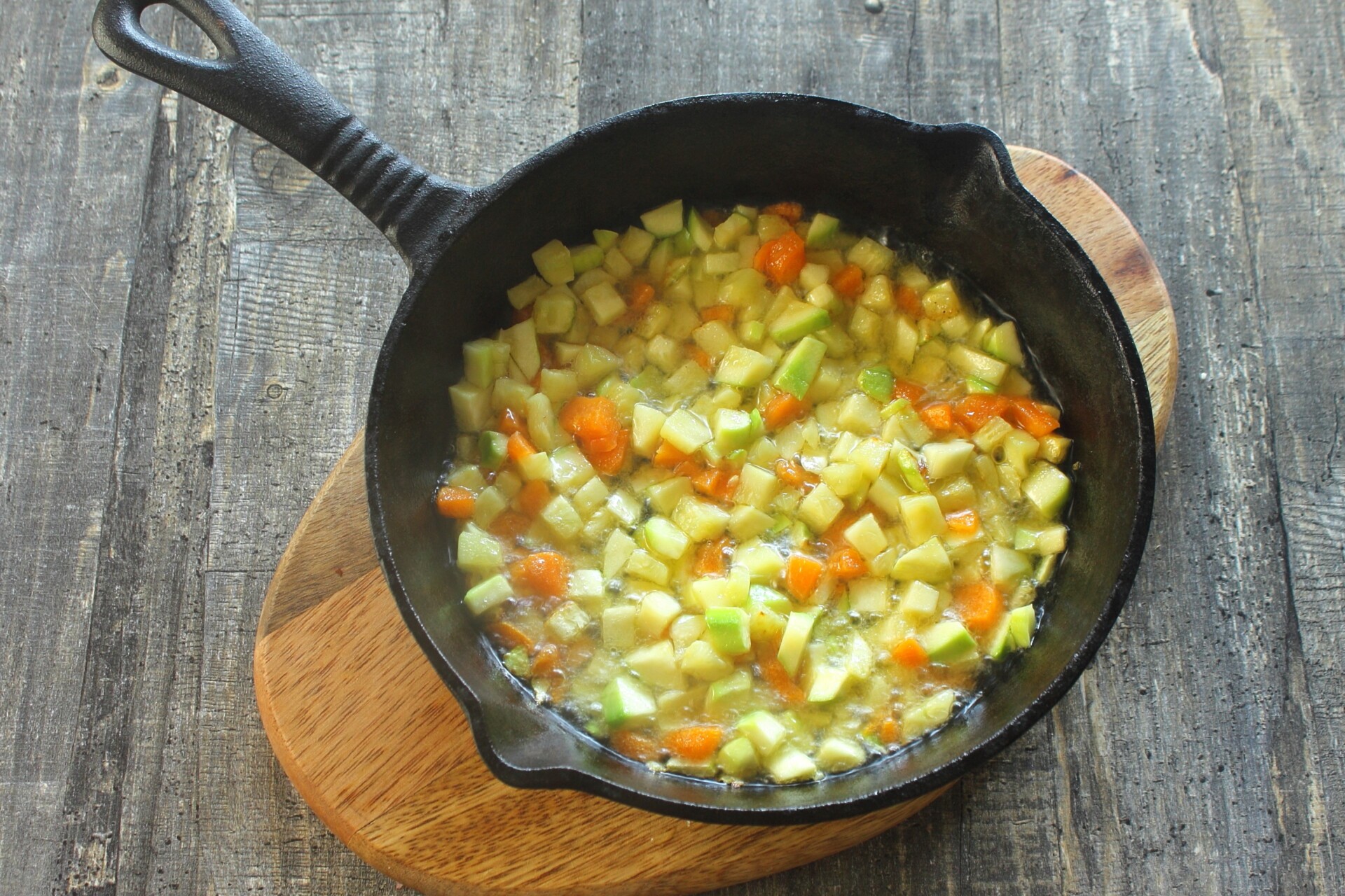 Шаг 6 приготовления Омлет с кабачками и сыром на сковороде