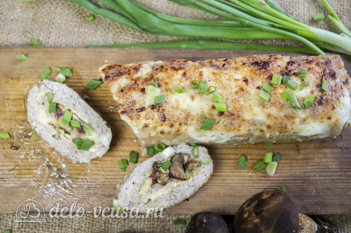 Фото рецепта Мясной рулет с грибами и вялеными помидорами