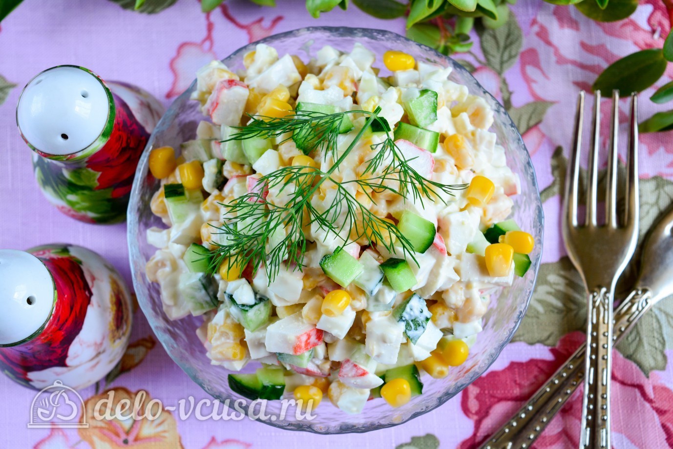 Шаг 8 приготовления Салат с крабовыми палочками, кукурузой и огурцом