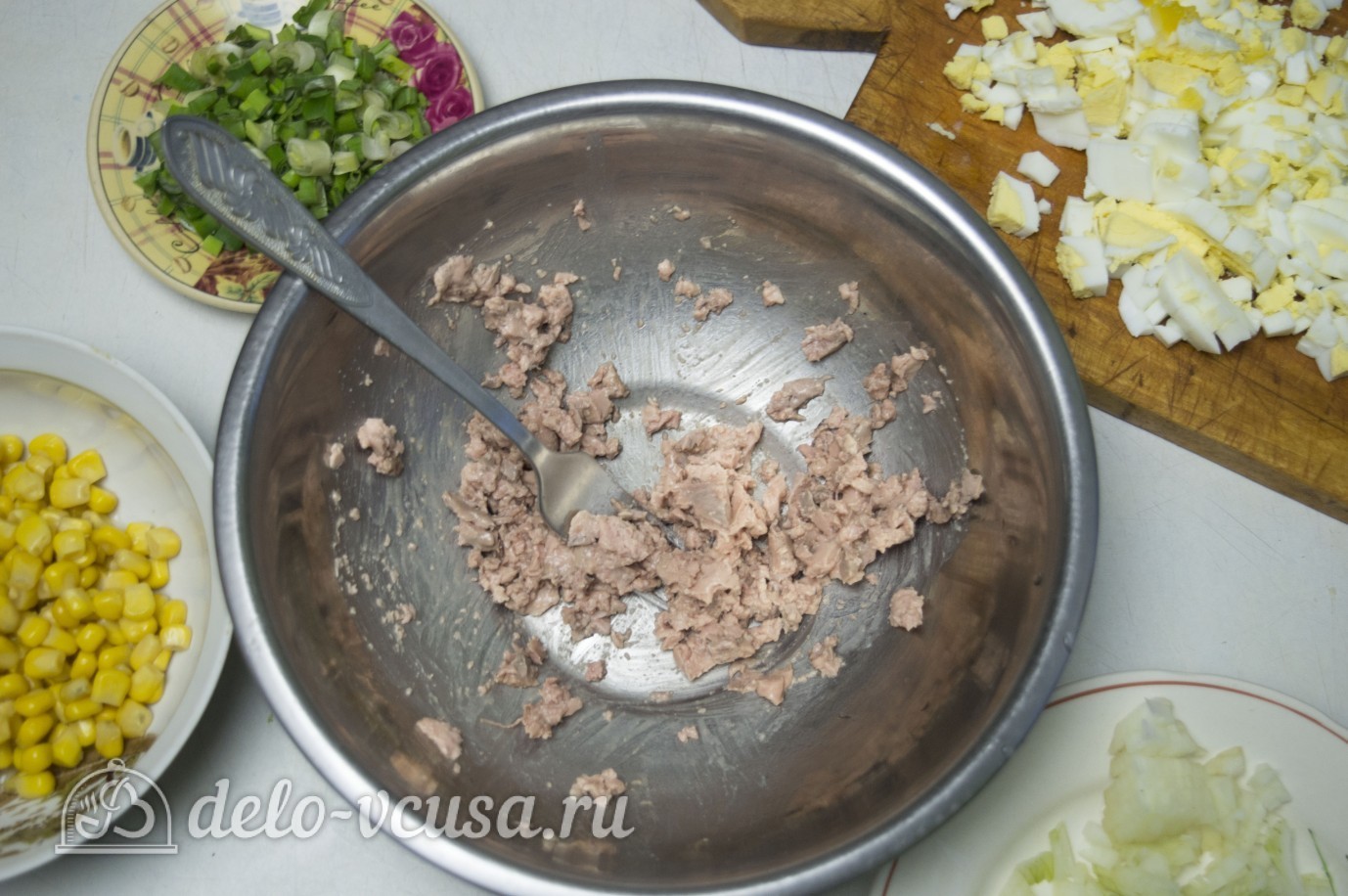 Шаг 3 приготовления Салат с печенью трески и кукурузой