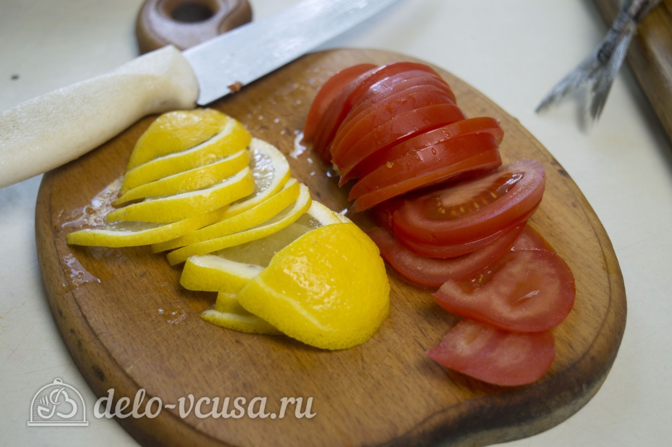 Шаг 1 приготовления Скумбрия, запеченная с помидорами и лимоном