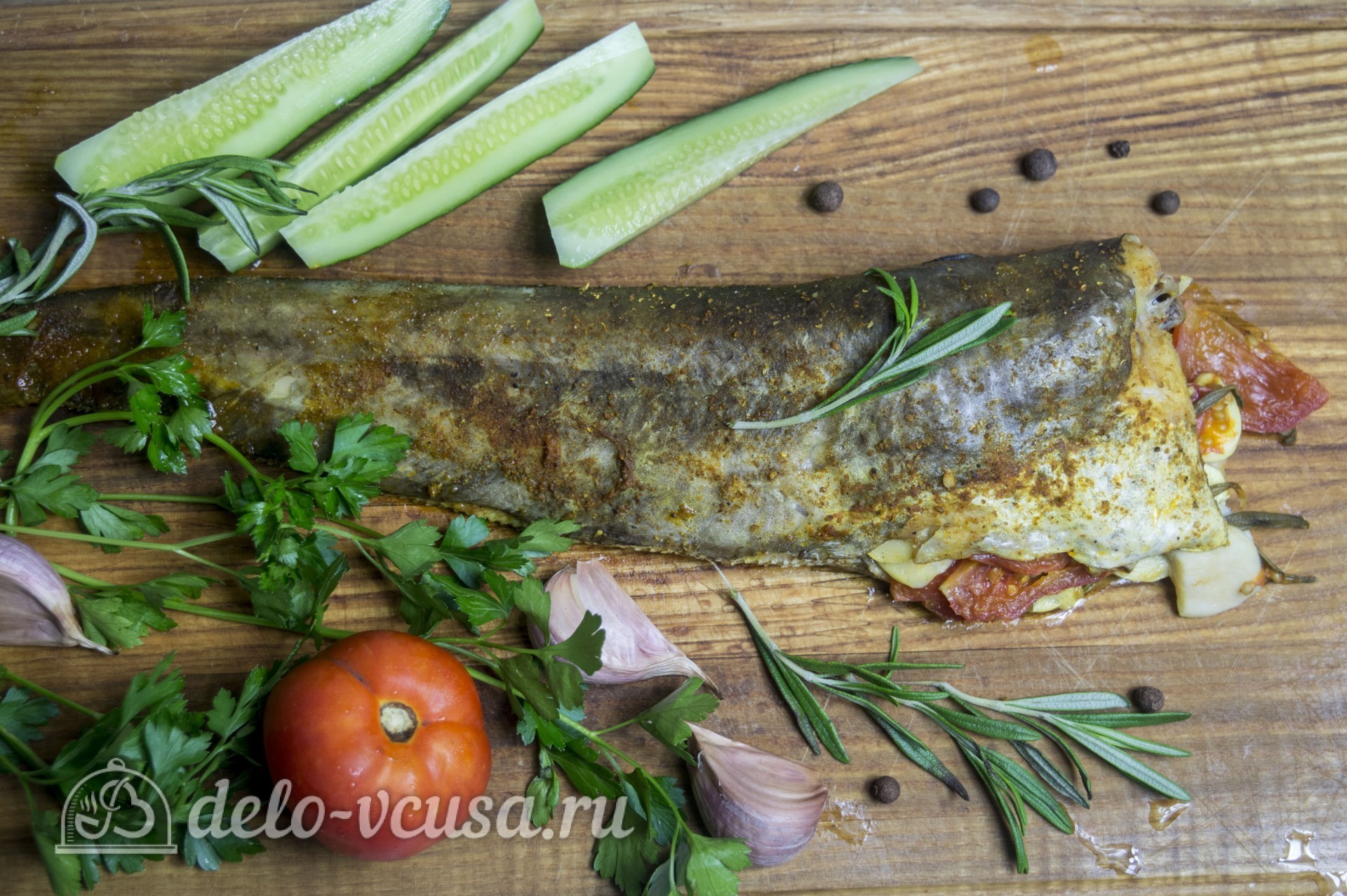 Фото рецепта Сом запеченный с помидорами и розмарином