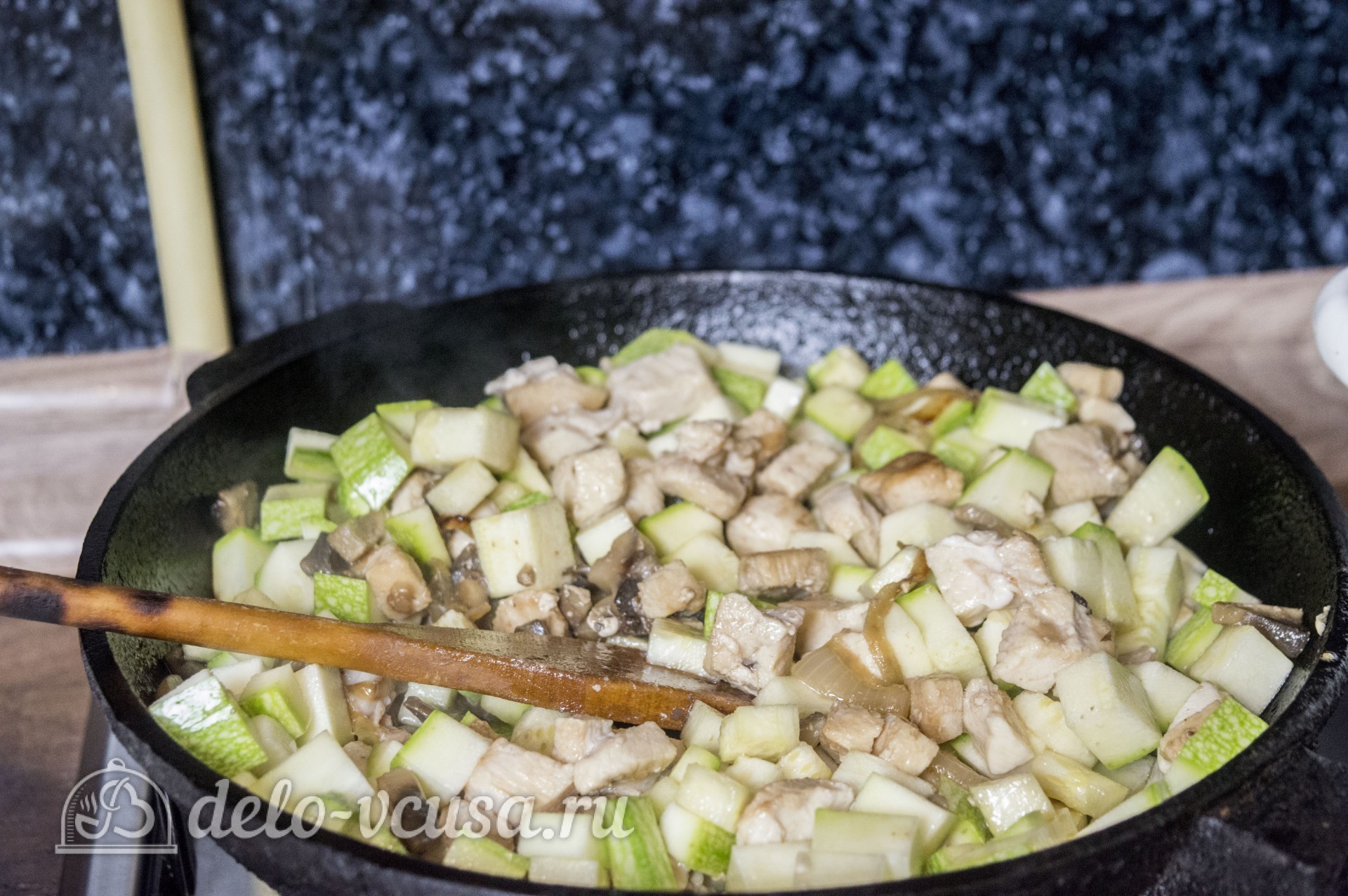 Шаг 4 приготовления Курица с картофелем и овощами в горшочке