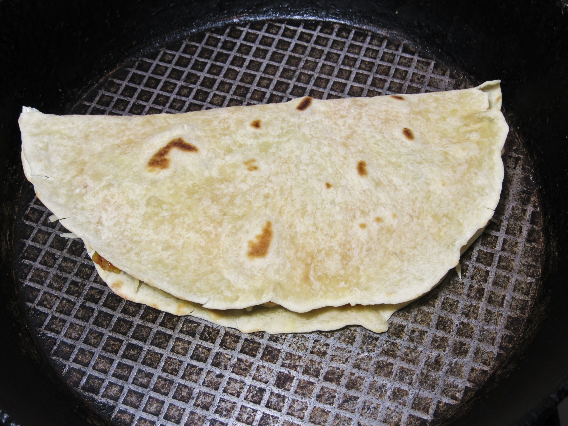 Шаг 15 приготовления Кесадилья с курицей и сыром
