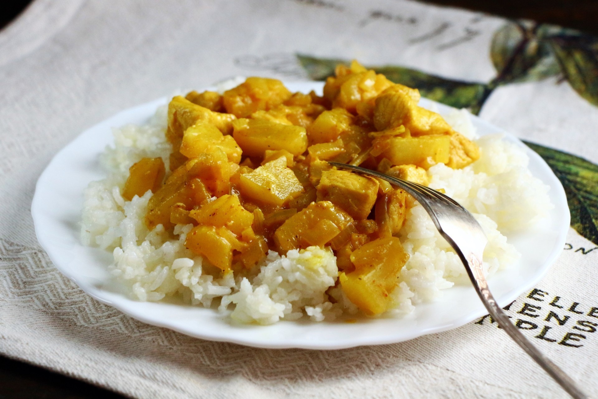 Обложка рецепта Курица с карри и ананасами в кокосовом молоке