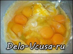 Шаг 3 приготовления Маффины с яблоками и корицей
