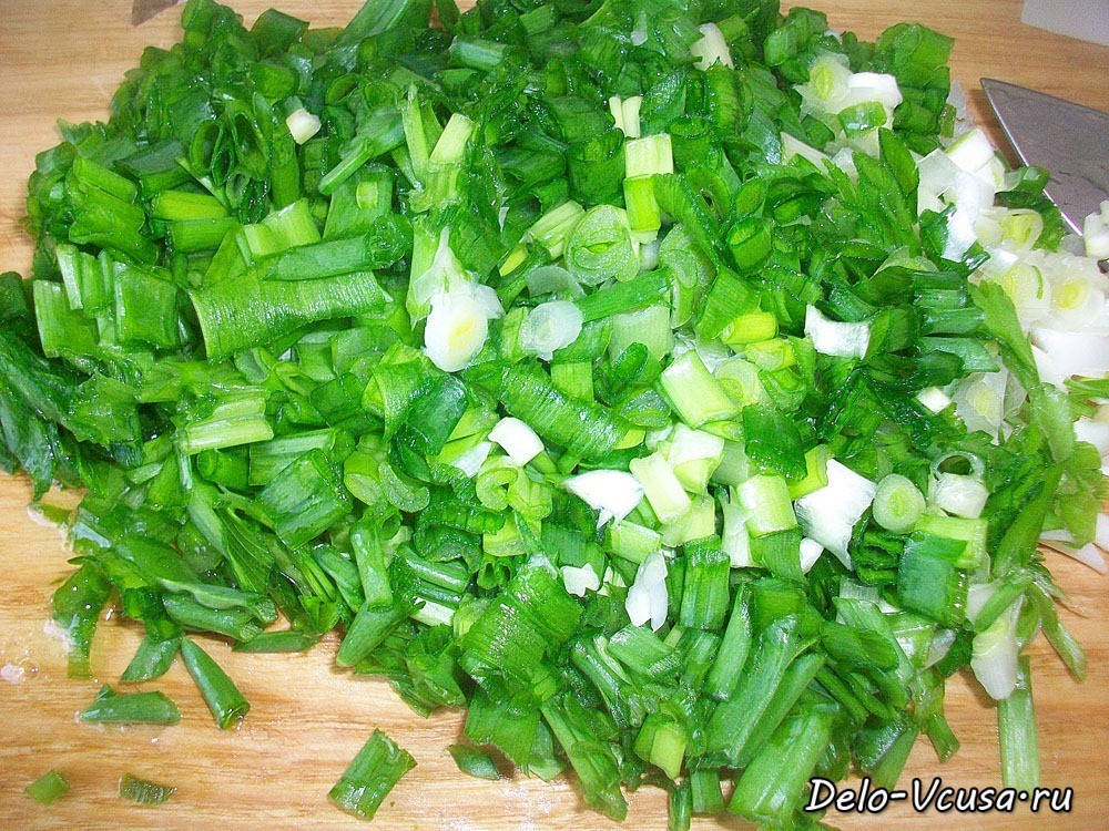 Шаг 1 приготовления Начинка для пирожков и пирогов из лука, яиц и риса