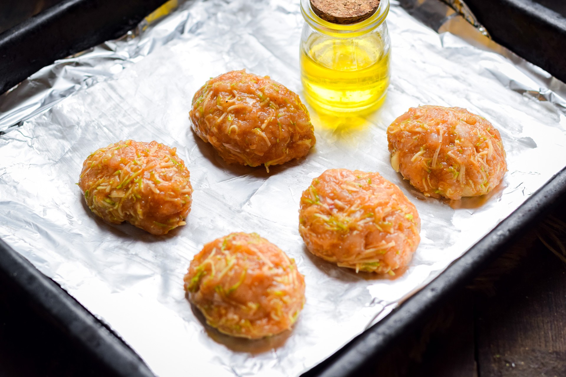 Шаг 7 приготовления Куриные котлеты с кабачком и сыром в духовке