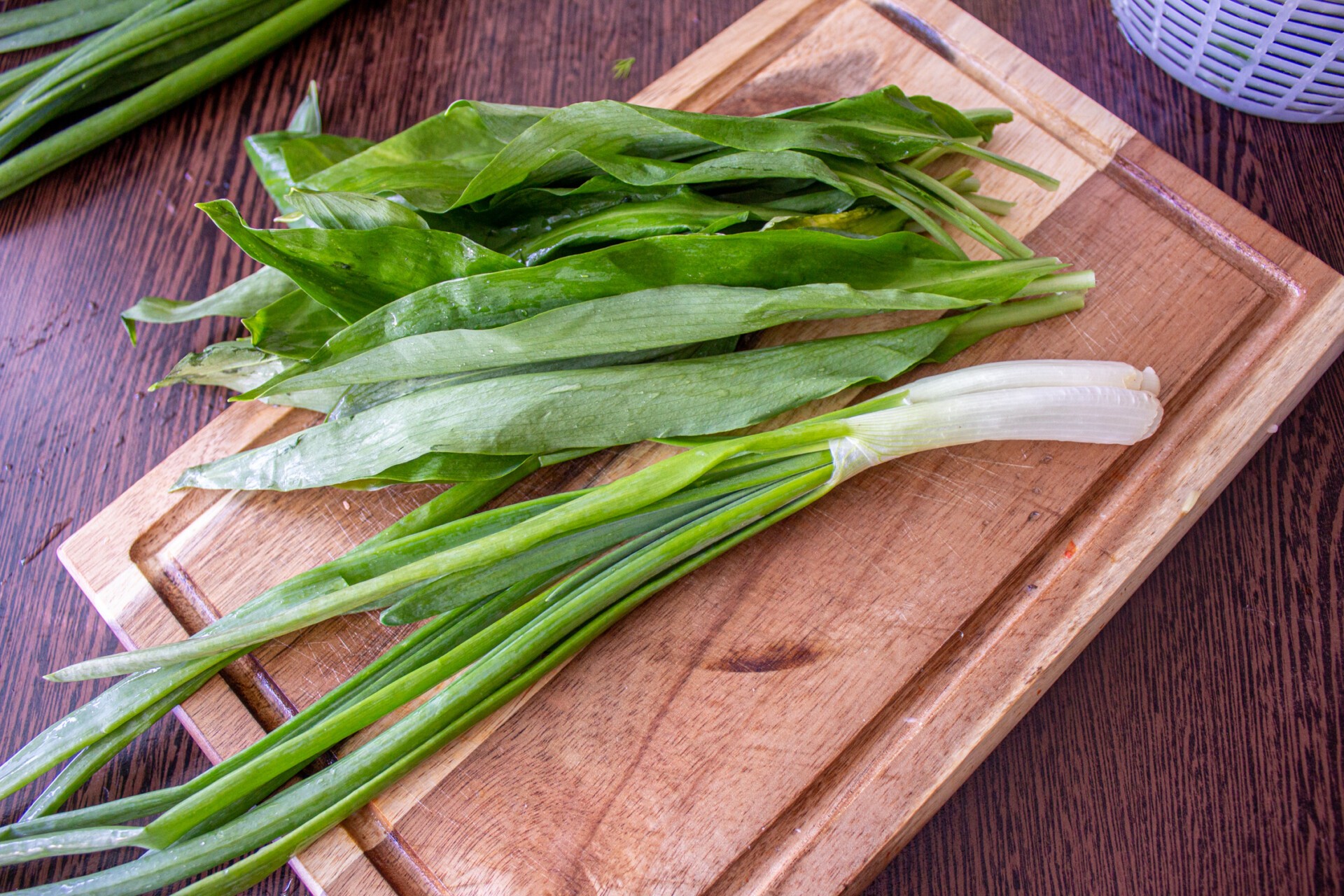 Шаг 1 приготовления Весенний салат из свежей зелени с редиской и кукурузой