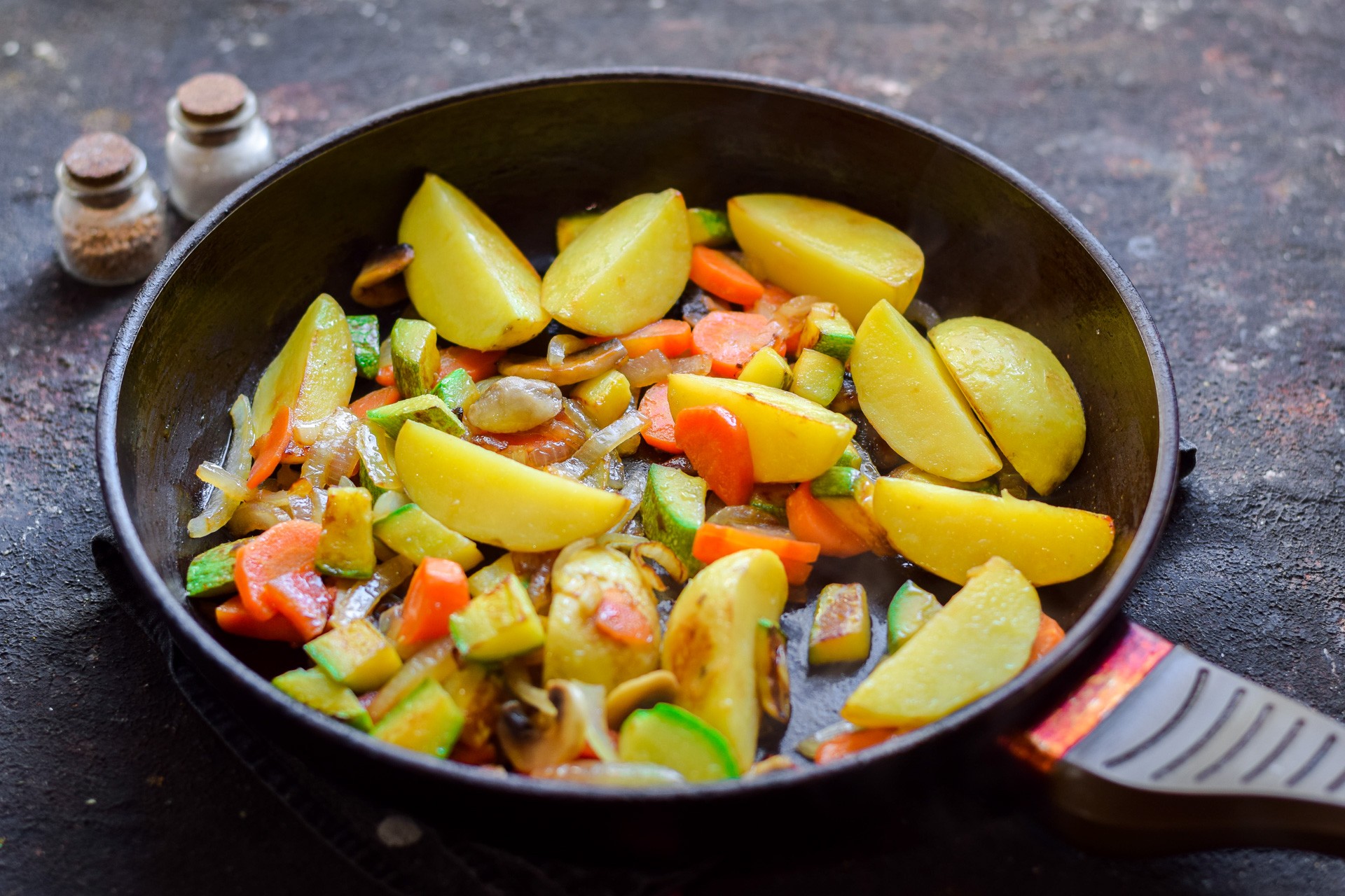 Шаг 6 приготовления Овощное рагу с картошкой и кабачками в лаваше