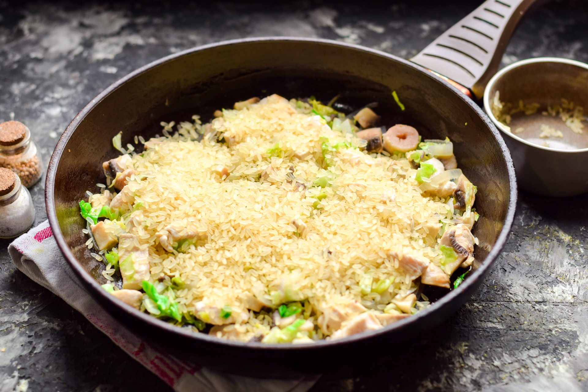 Шаг 4 приготовления Рис с капустой, шампиньонами и куриным филе