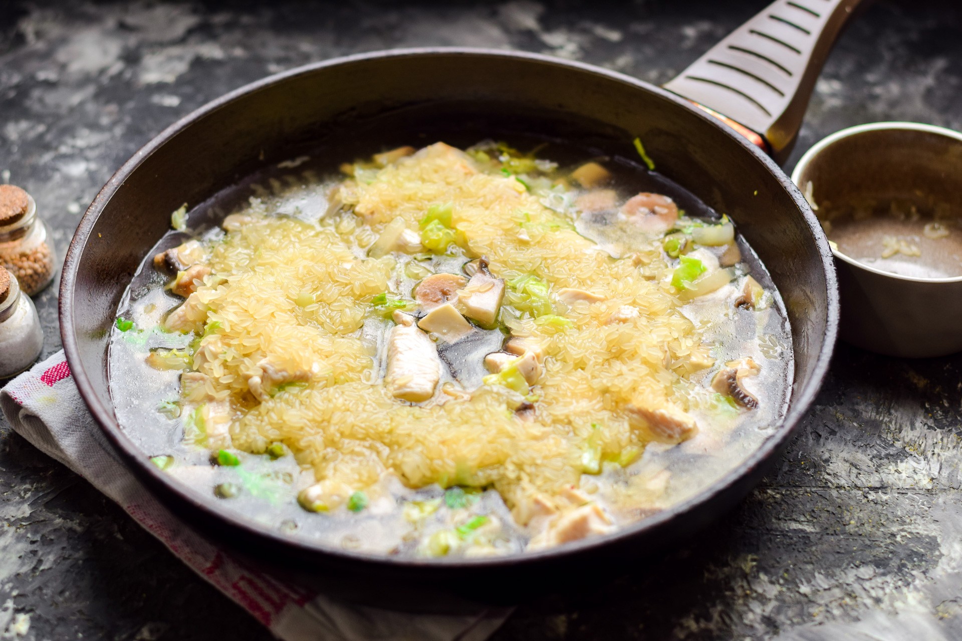 Шаг 5 приготовления Рис с капустой, шампиньонами и куриным филе