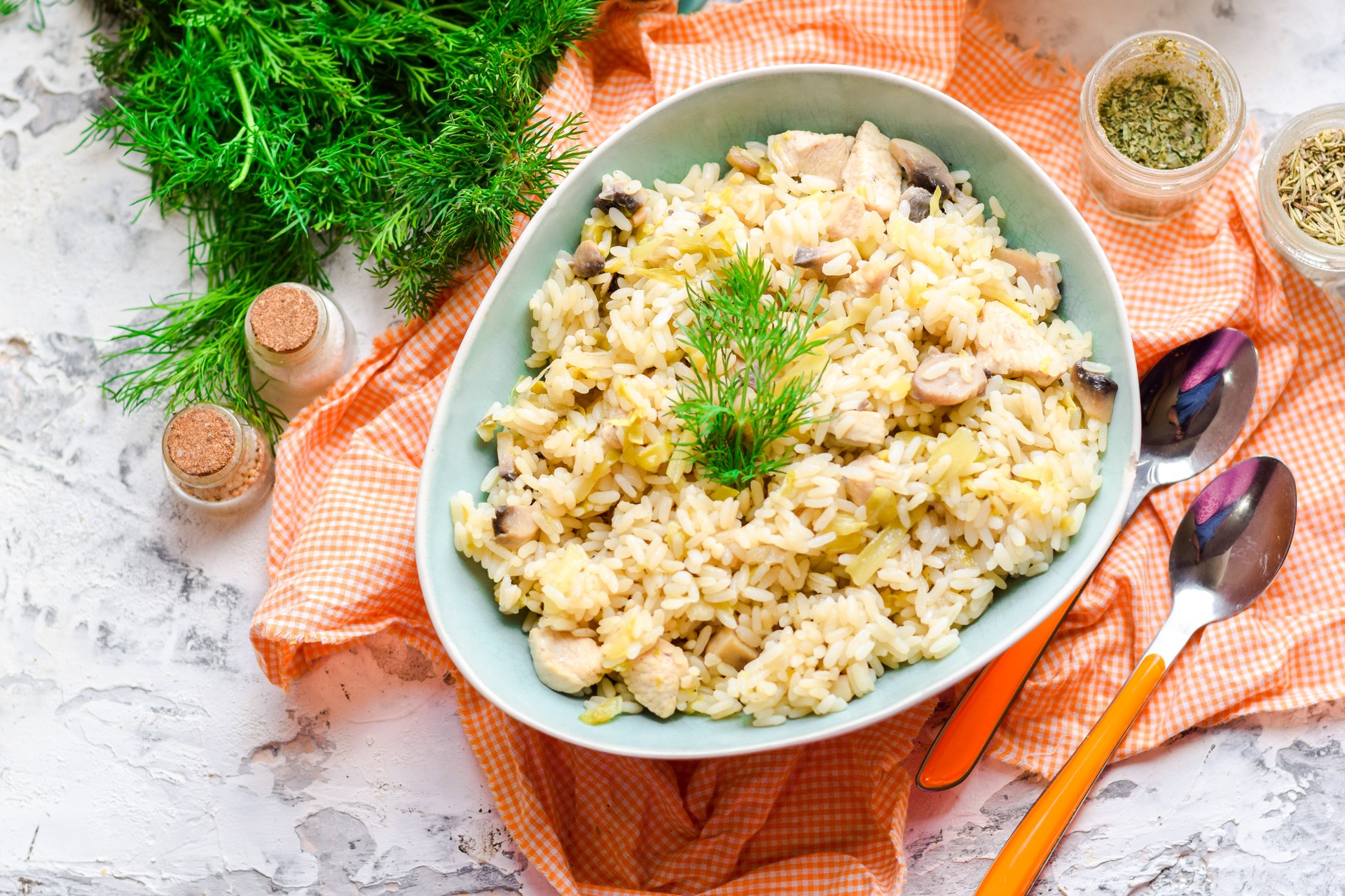 Шаг 6 приготовления Рис с капустой, шампиньонами и куриным филе