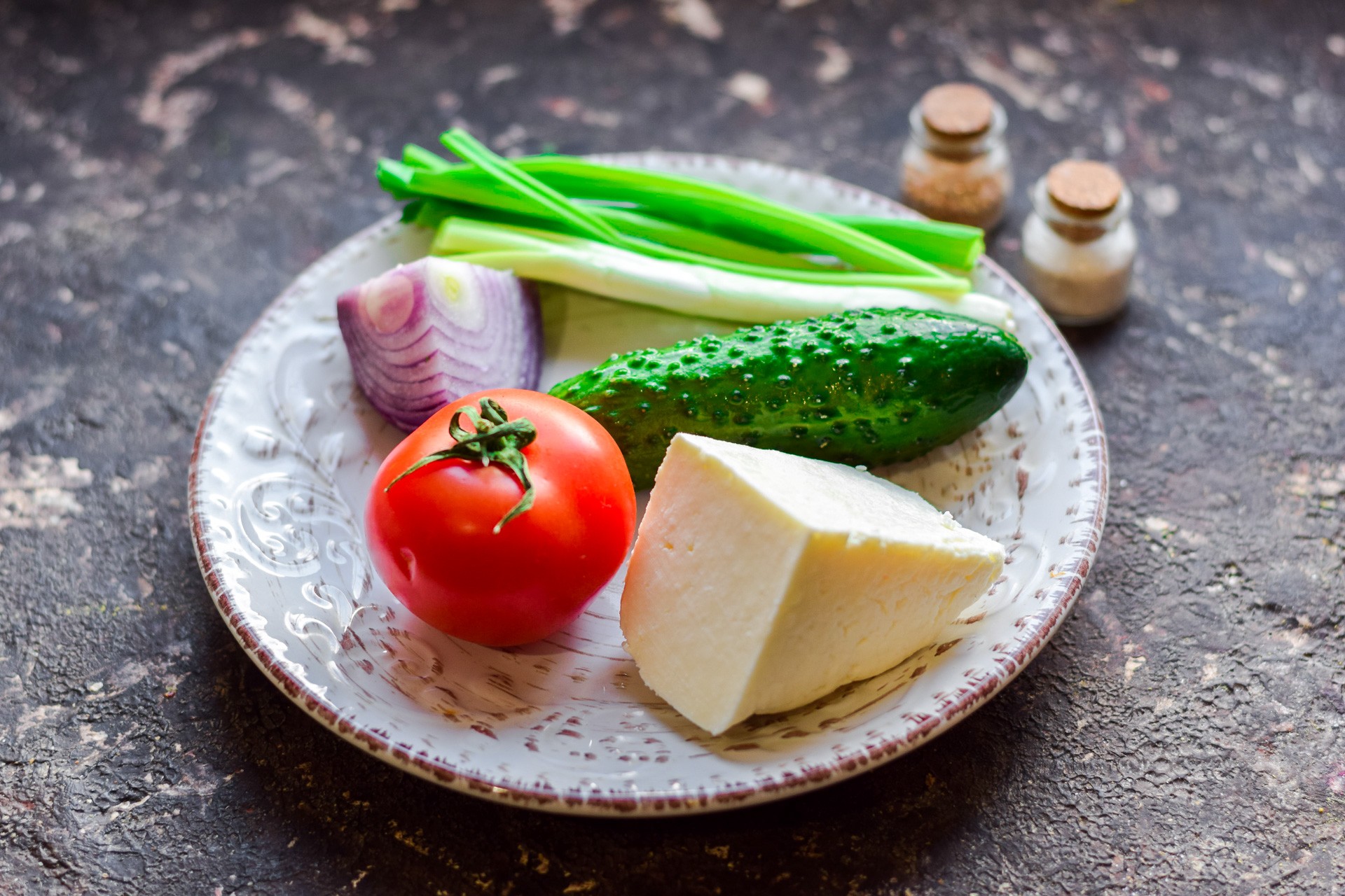 Фото ингредиенты Салат с адыгейским сыром, помидорами и огурцом