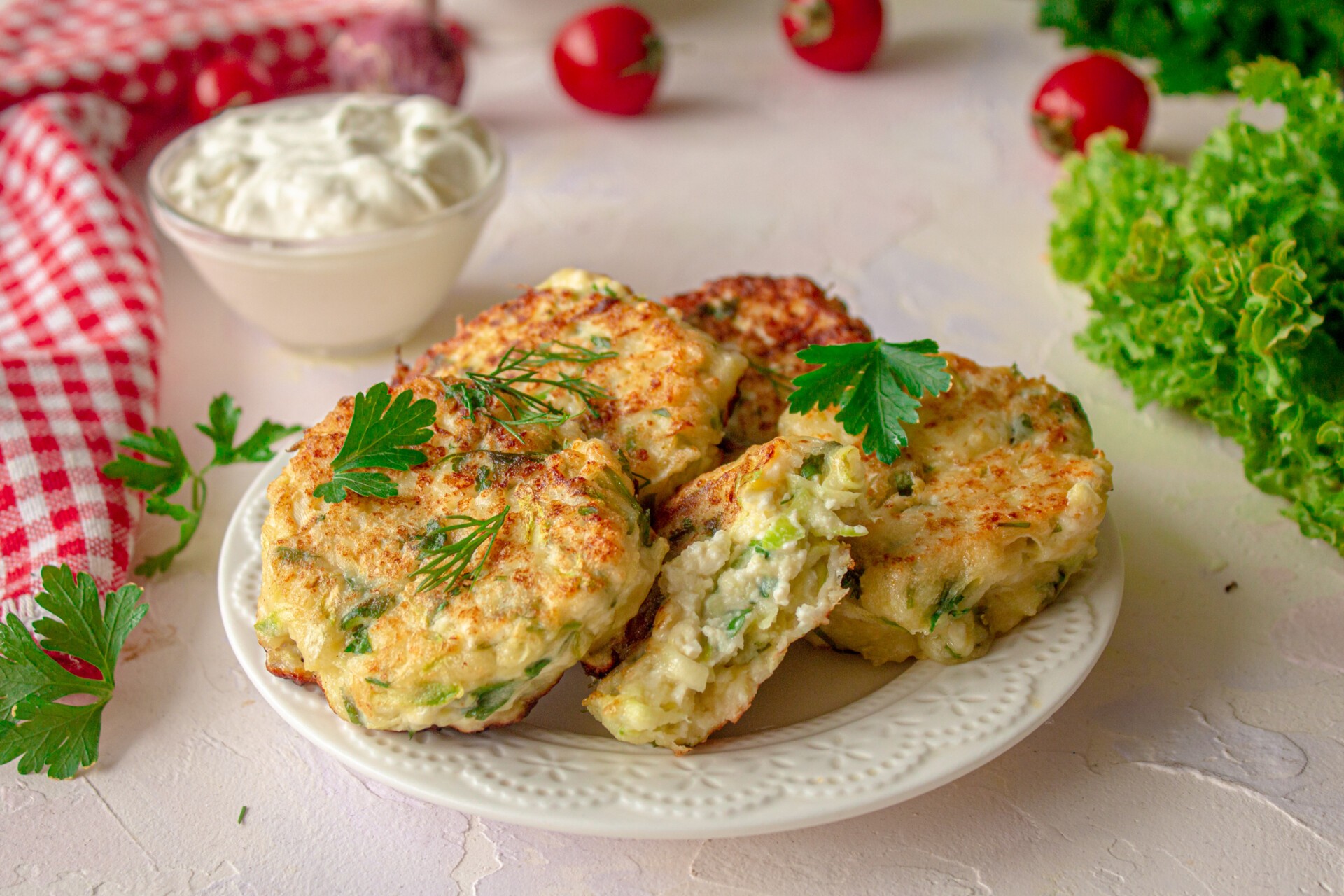 Фото рецепта Сырники с кабачками и зеленью