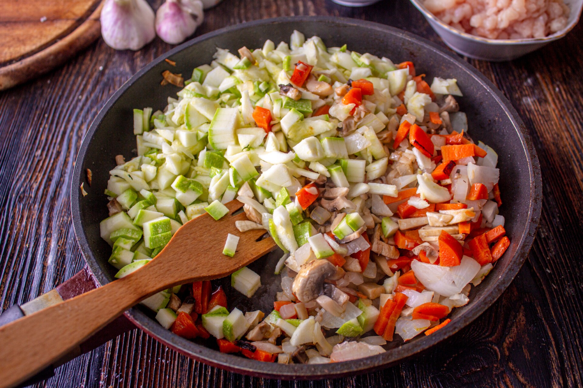 Шаг 9 приготовления Фаршированные кабачки с курицей и грибами