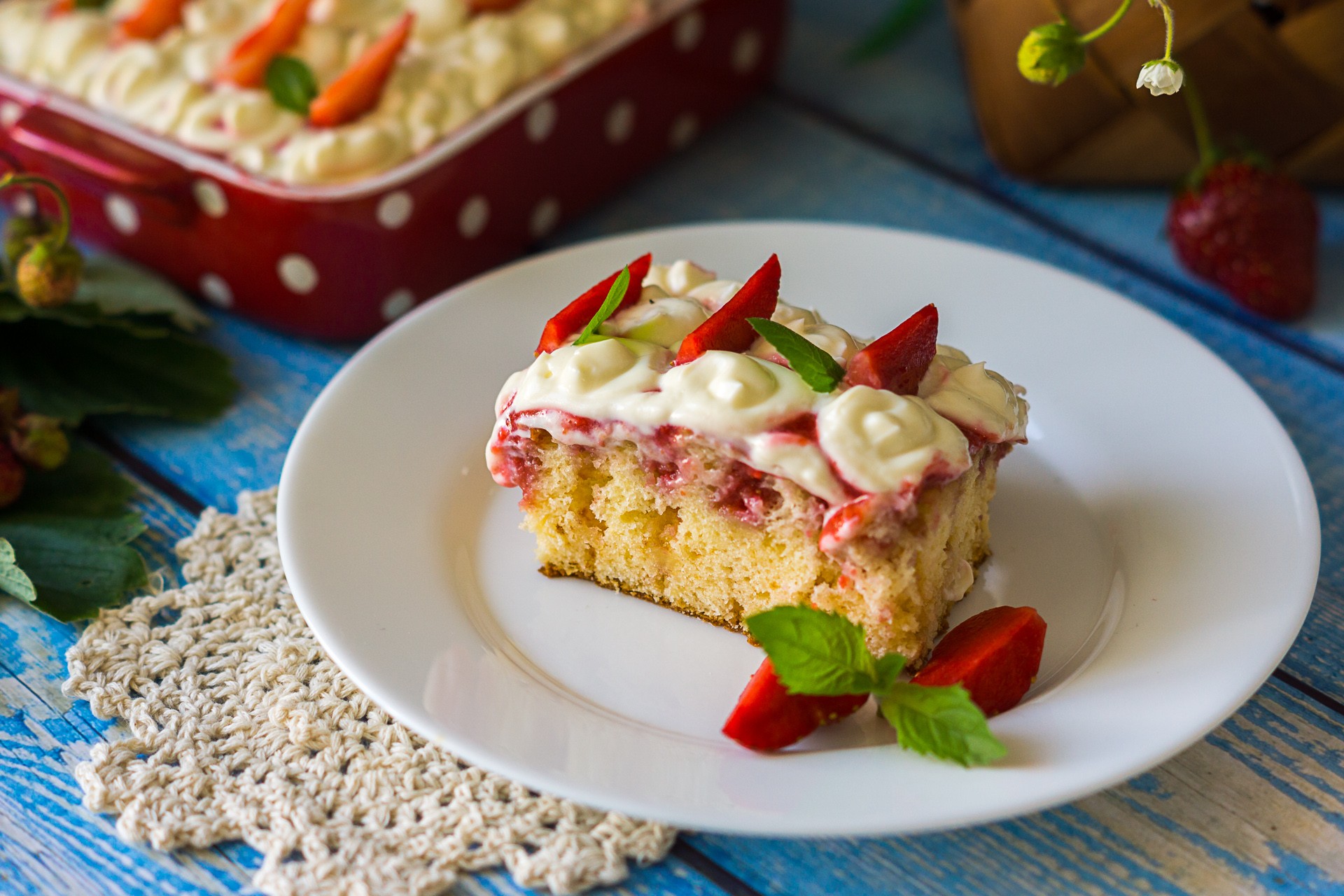 Фото рецепта Дырявый пирог с клубникой «Роke cake»