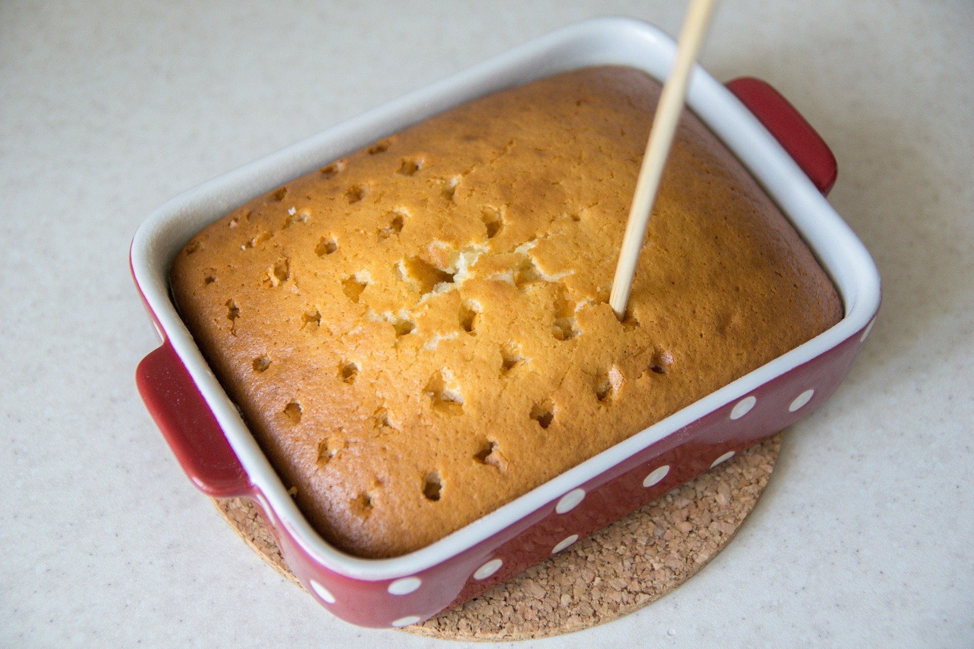 Шаг 4 приготовления Дырявый пирог с клубникой «Роke cake»