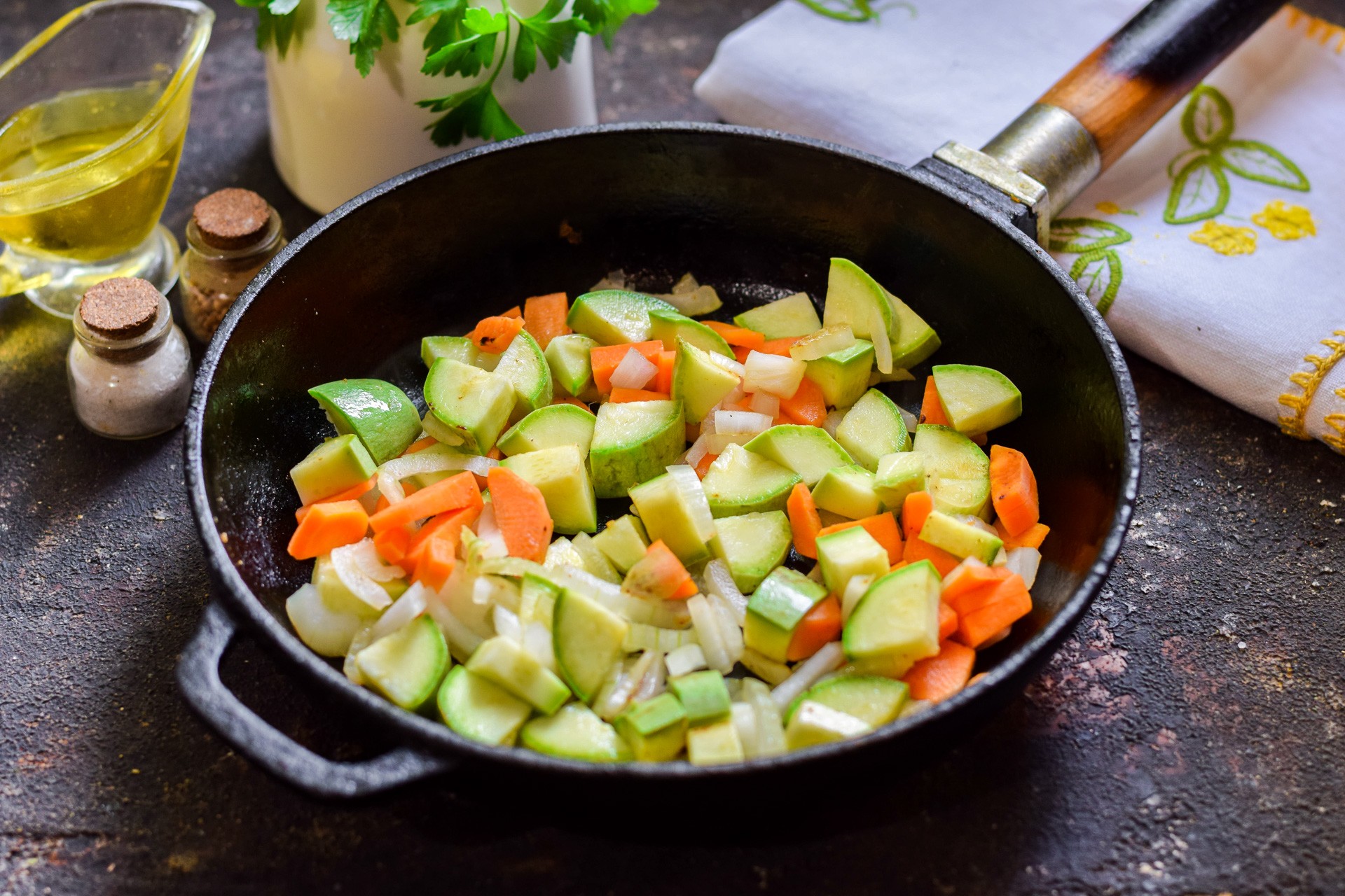 Шаг 3 приготовления Овощной плов с кабачками