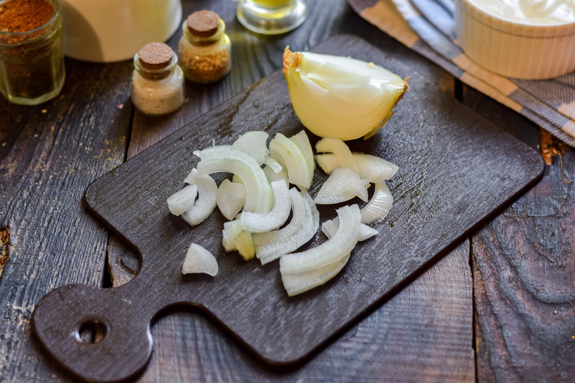 Шаг 2 приготовления Куриные сердечки и печень с кабачками в сметане