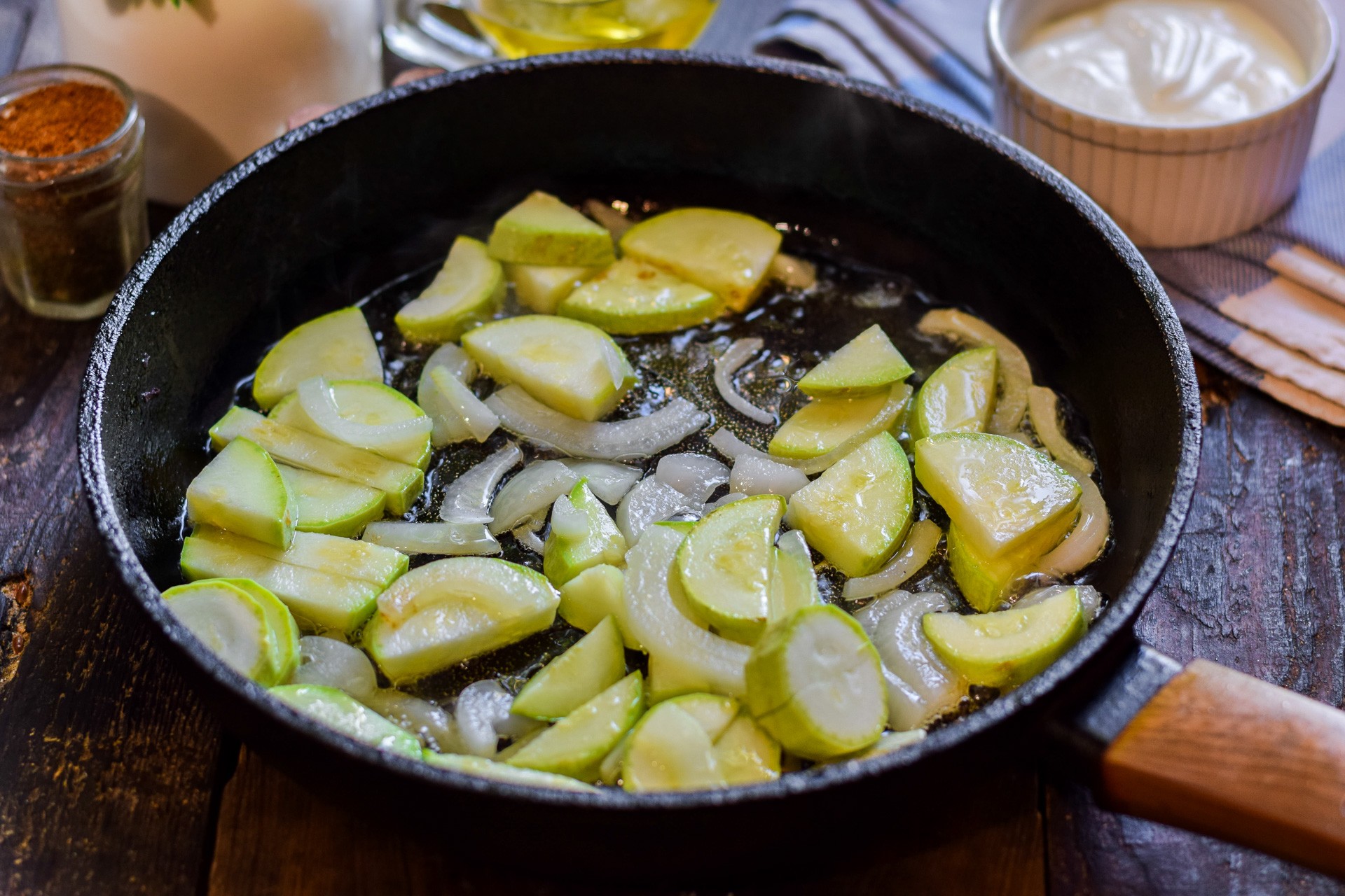 Шаг 4 приготовления Куриные сердечки и печень с кабачками в сметане