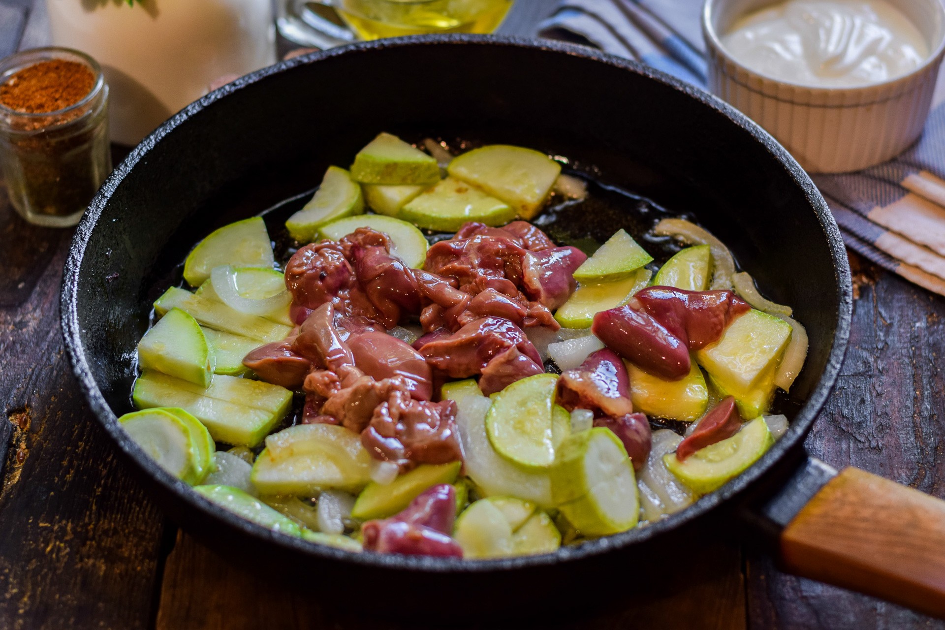 Шаг 5 приготовления Куриные сердечки и печень с кабачками в сметане