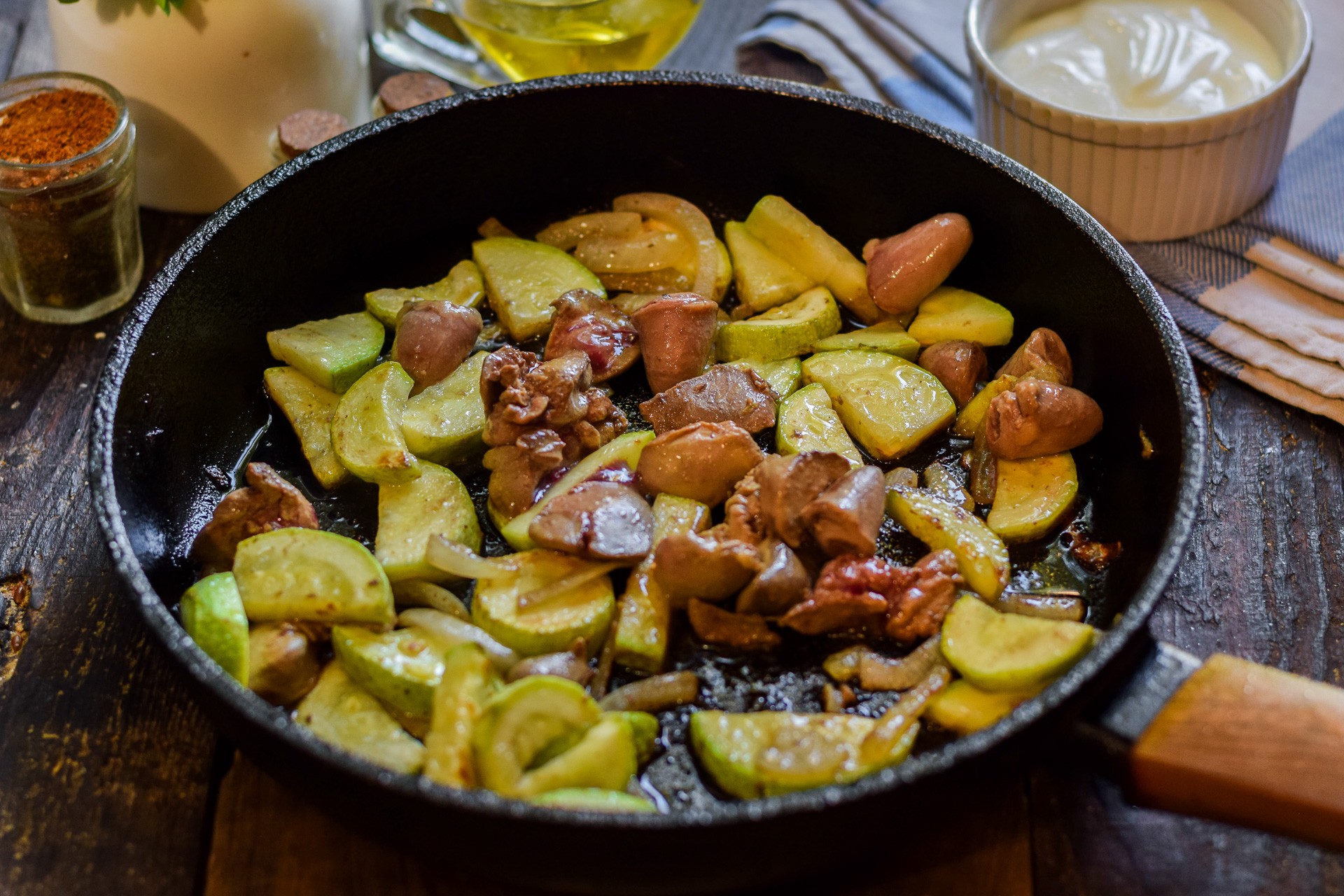 Шаг 6 приготовления Куриные сердечки и печень с кабачками в сметане