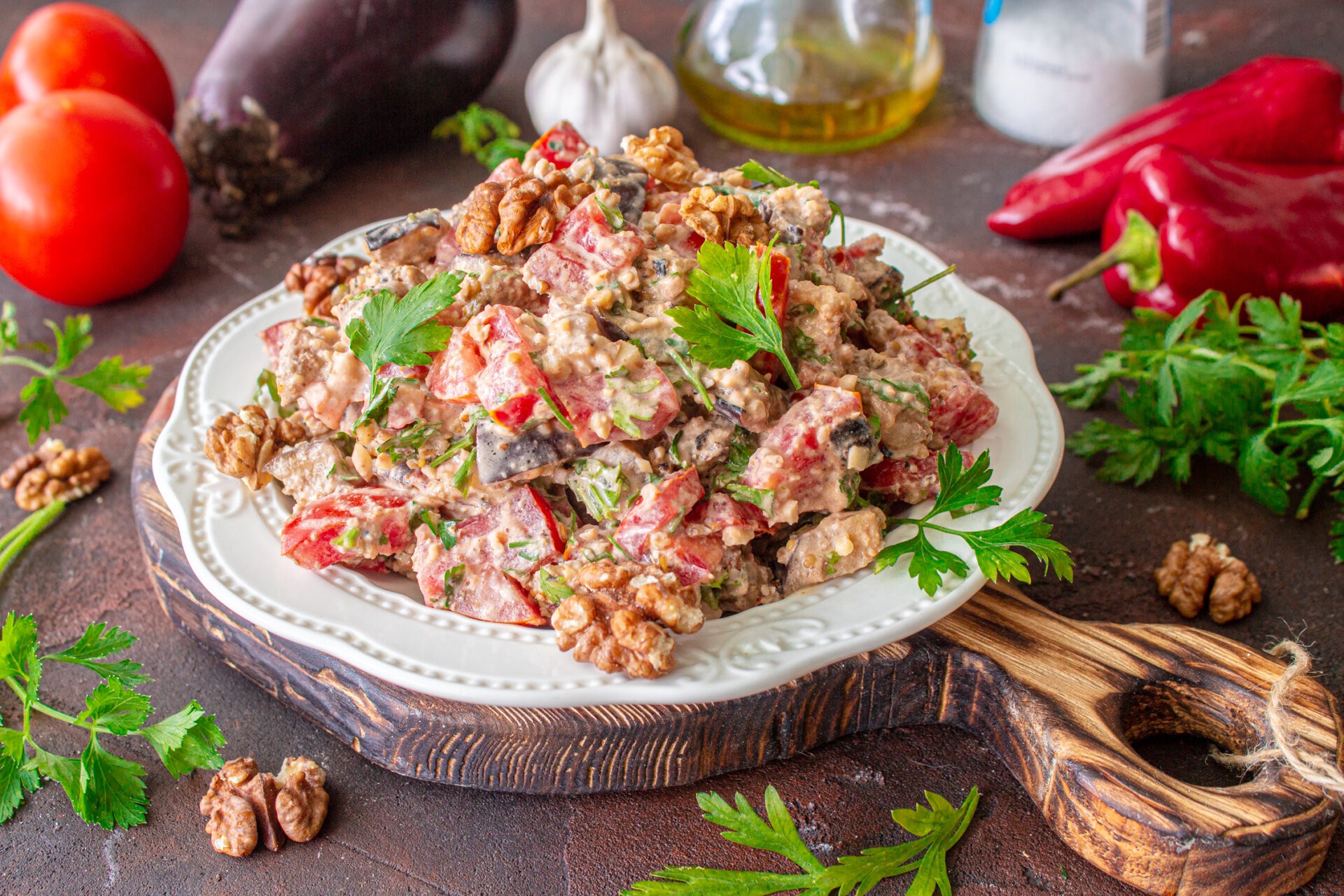 Шаг 9 приготовления Салат из баклажанов с грецкими орехами и помидорами