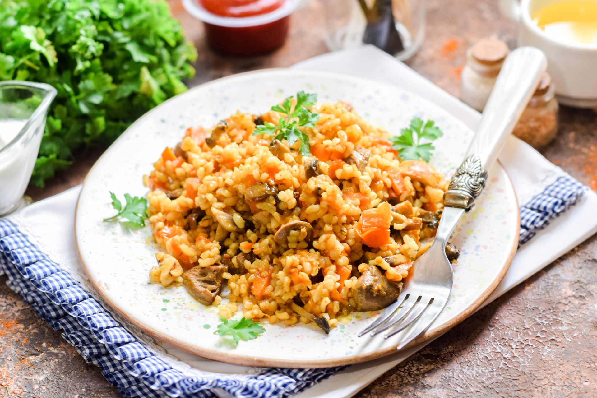 Шаг 7 приготовления Булгур с куриными сердечками и грибами