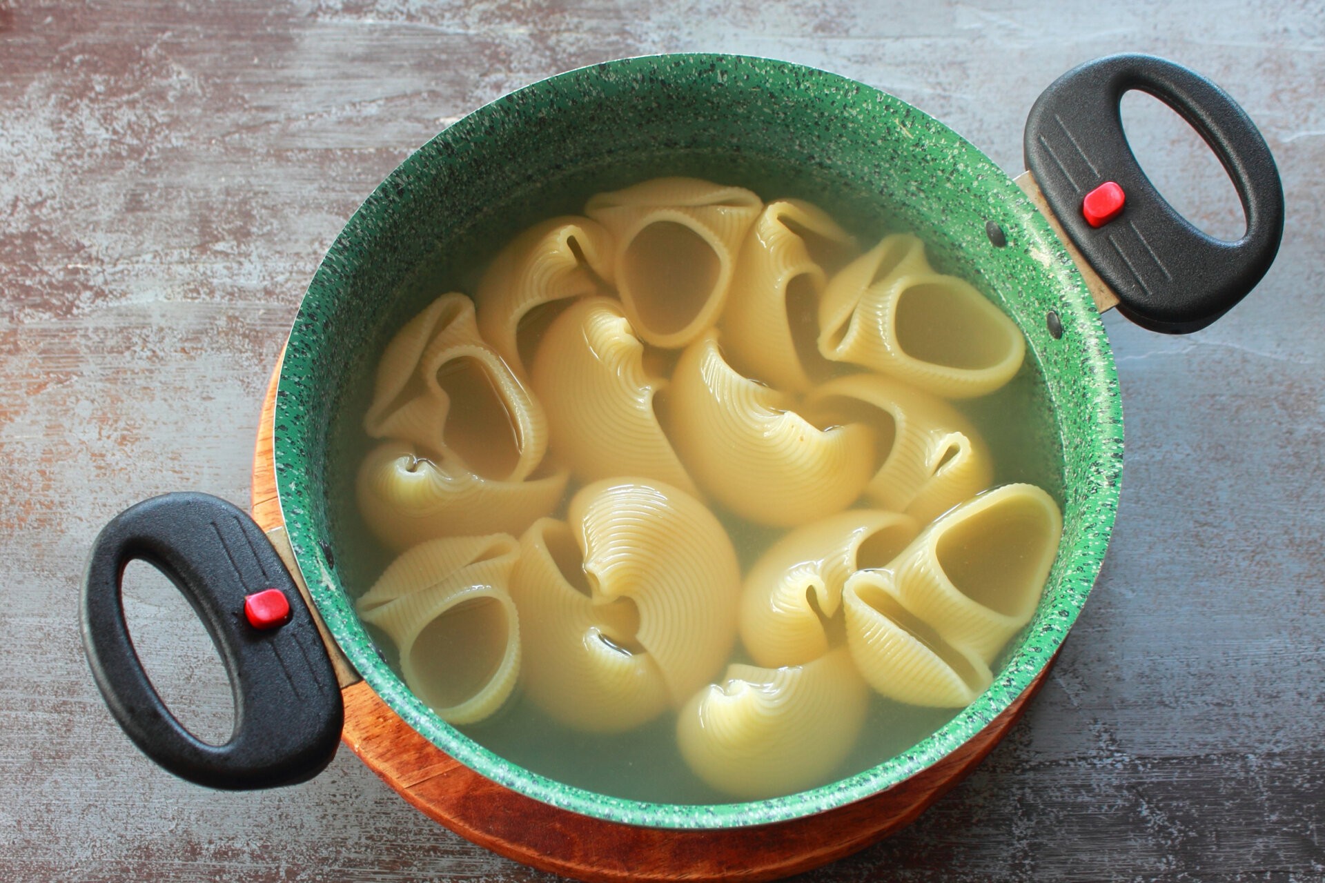 Шаг 5 приготовления Фаршированные ракушки с курицей и грибами