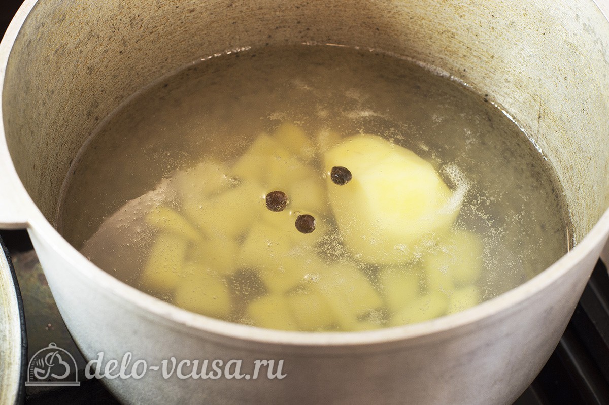 Шаг 9 приготовления Суп с пельменями и яйцом