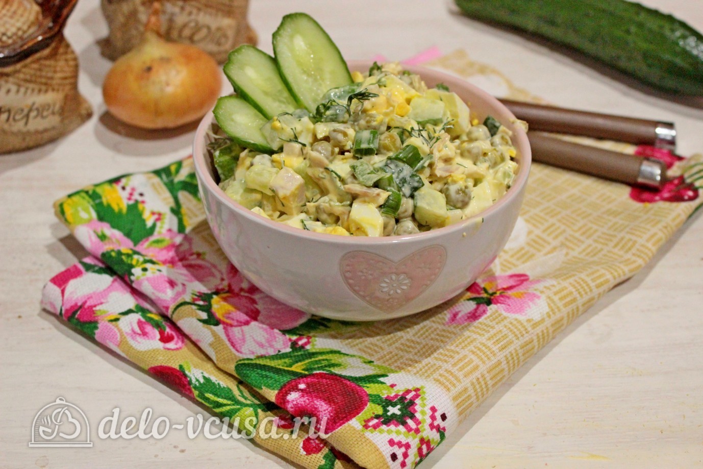 Шаг 9 приготовления Куриный салат с огурцами и горошком