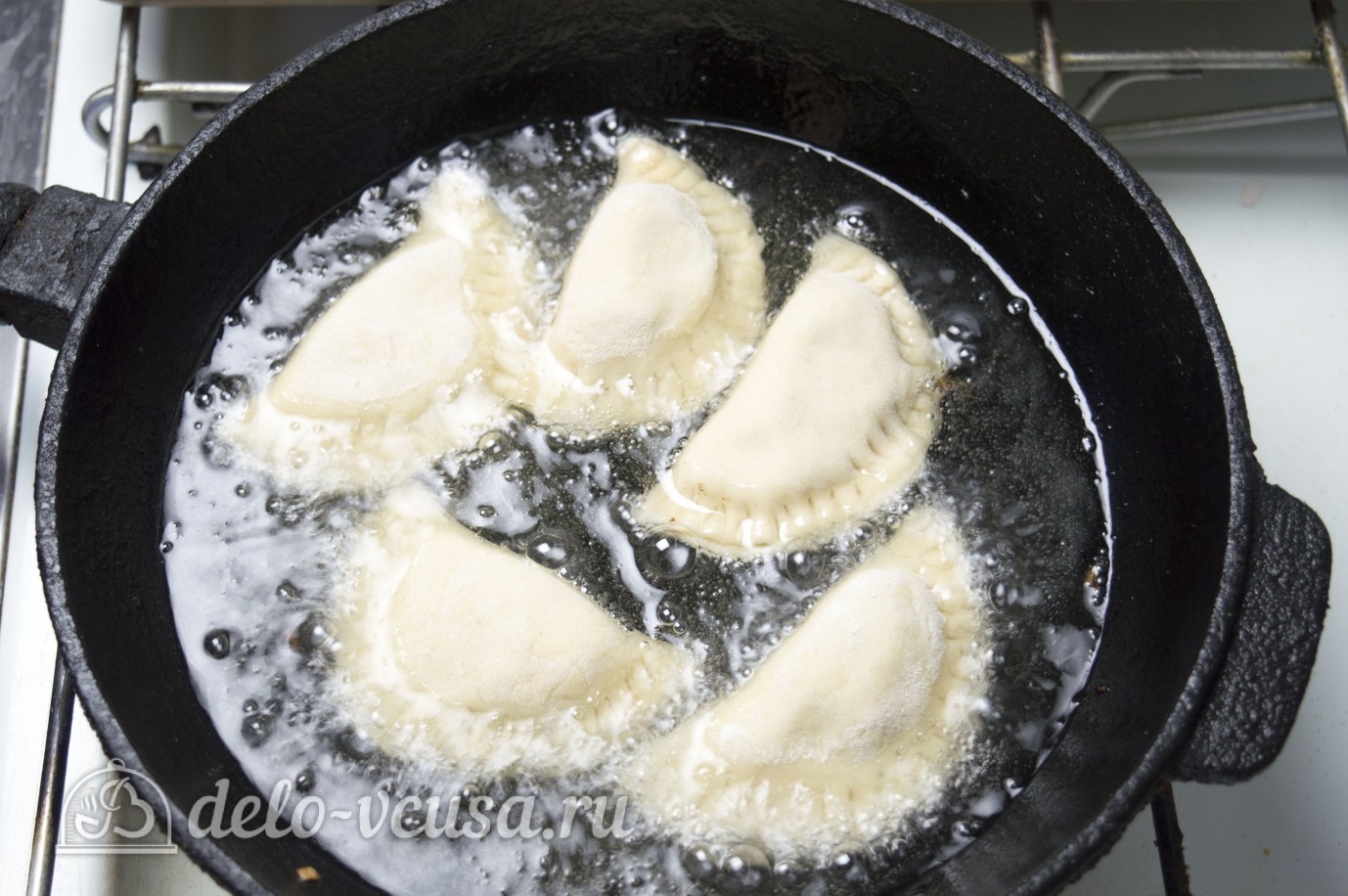 Шаг 10 приготовления Чебуреки с курицей и грибами