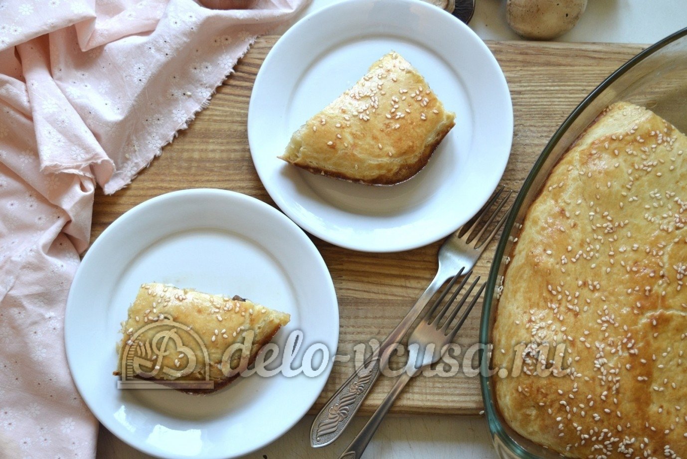 Фото рецепта Пирог с курицей, грибами и сыром