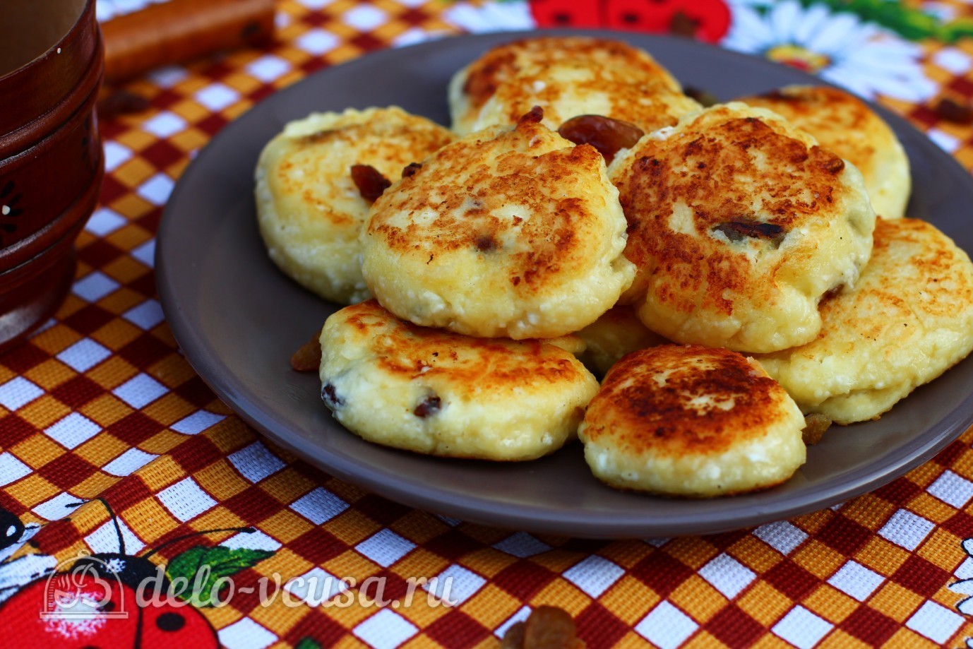 Шаг 7 приготовления Сырники с изюмом и манкой