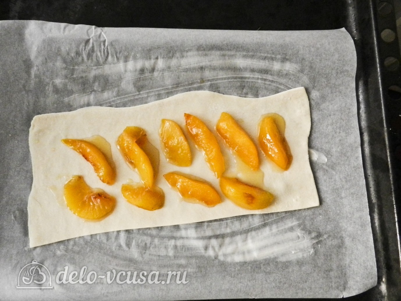 Шаг 9 приготовления Пирог из слоеного теста с персиками
