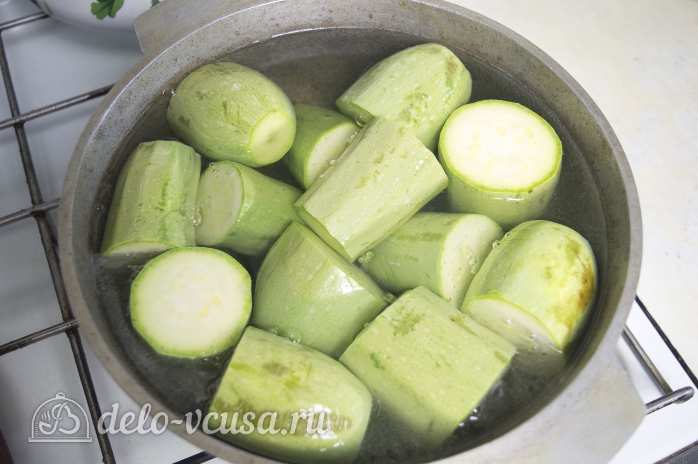 Шаг 2 приготовления Фаршированные кабачки с курицей и сыром в духовке