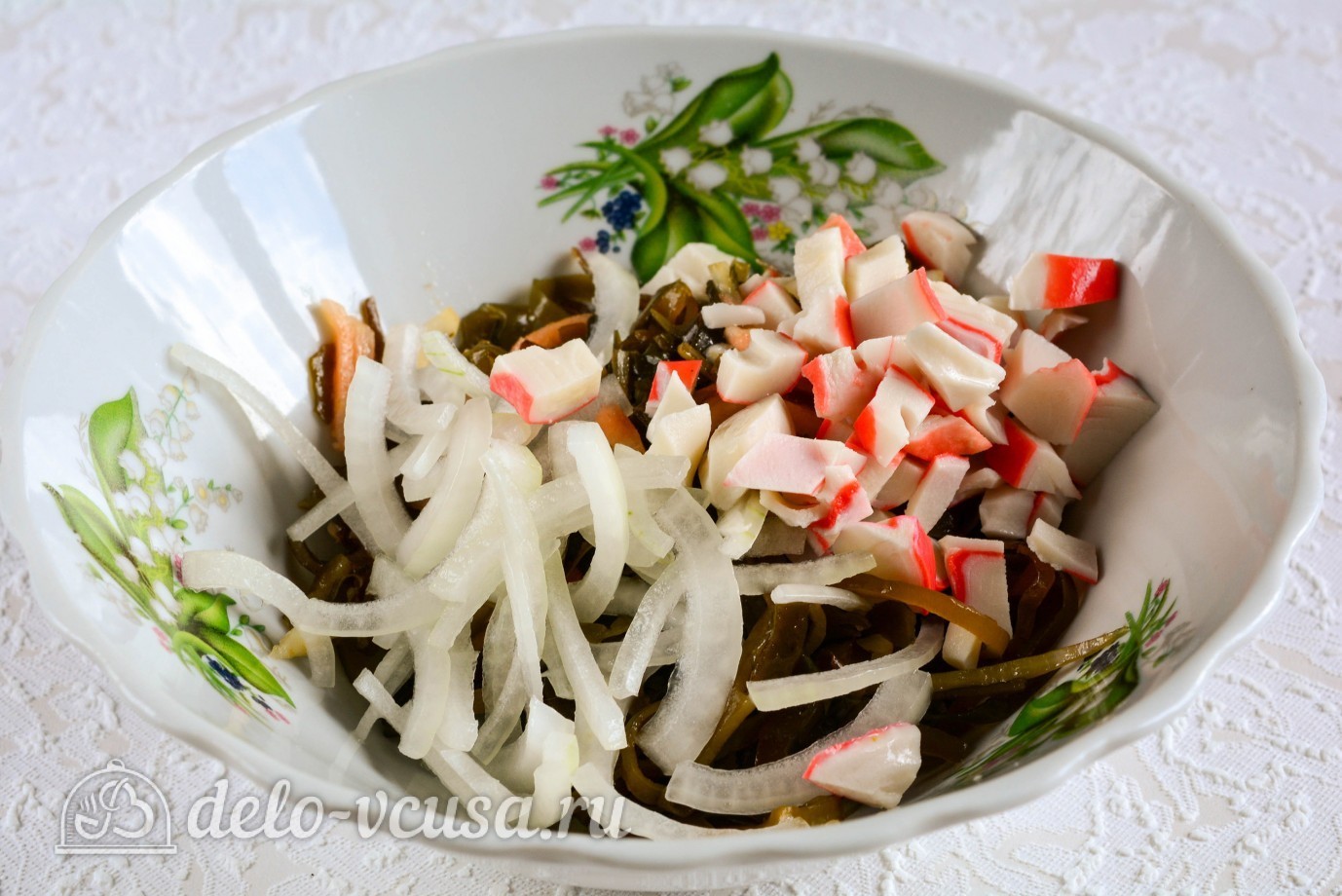 Шаг 2 приготовления Салат с морской капустой и крабовыми палочками