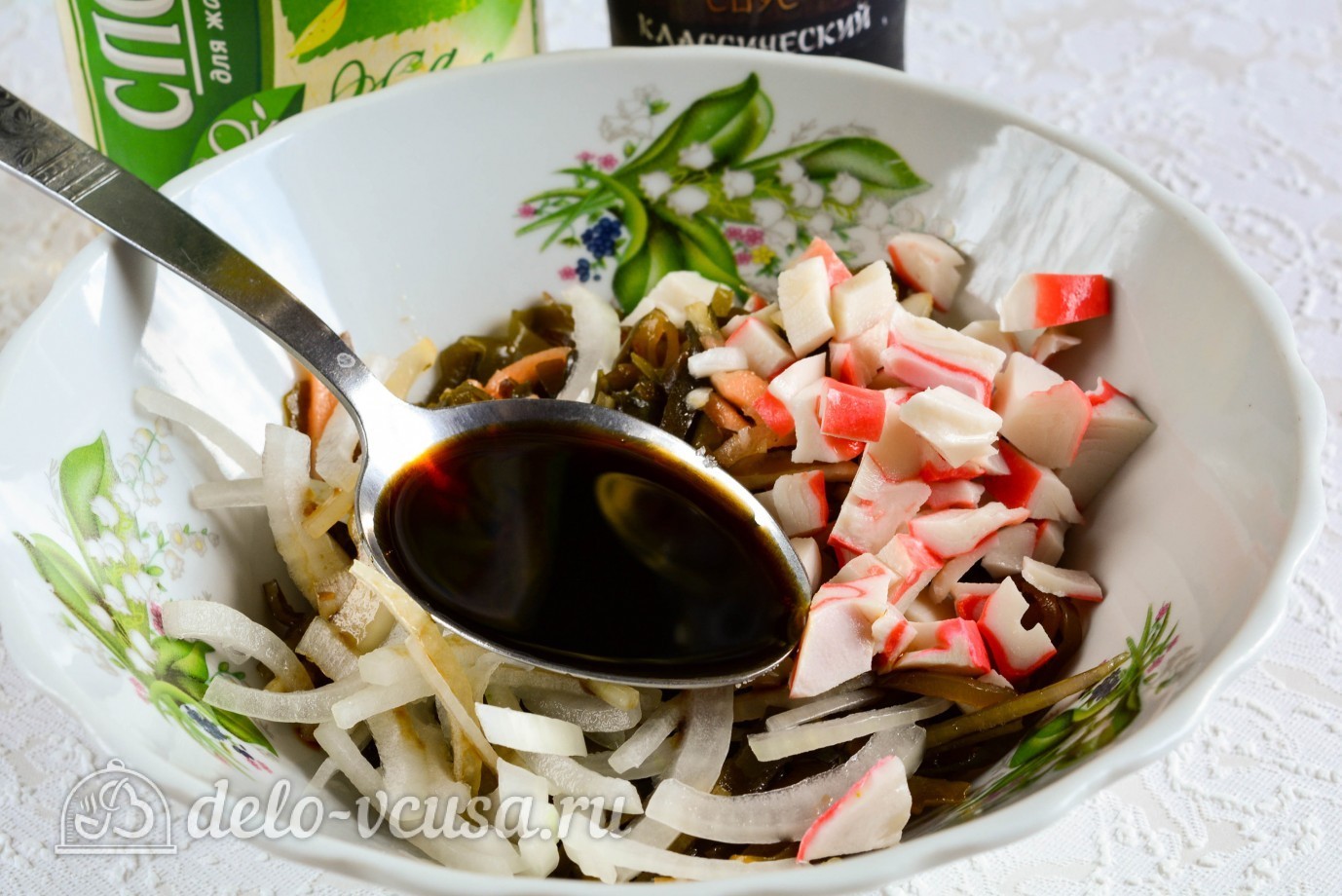 Шаг 4 приготовления Салат с морской капустой и крабовыми палочками