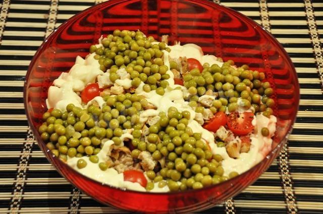 Шаг 9 приготовления Салат жареная курица зеленый горошек