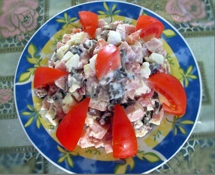 Обложка рецепта Салат с вешенками, мягким сыром и ветчиной