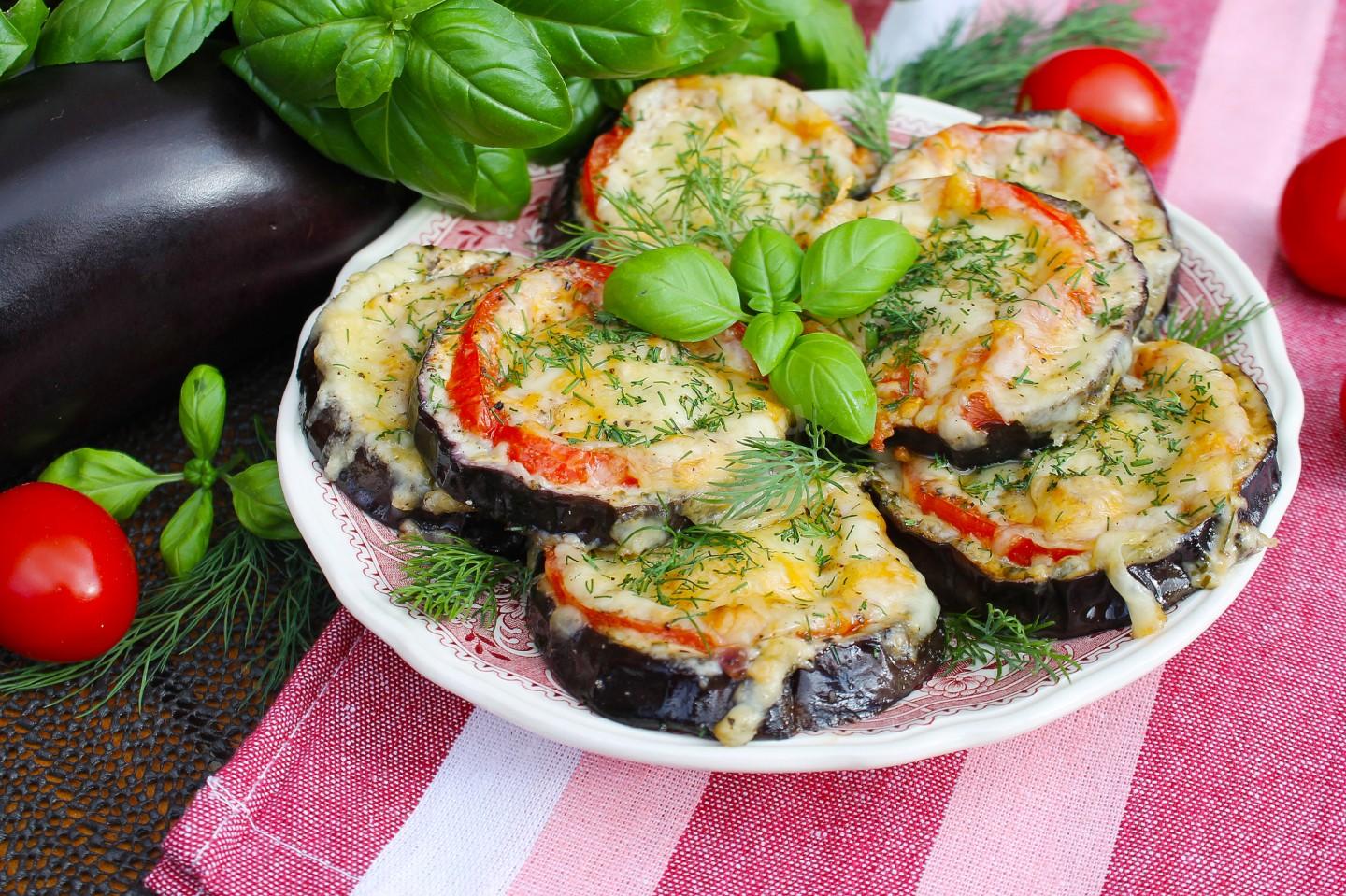 Фото рецепта Баклажаны с помидорами сыром и чесноком в духовке кружочками